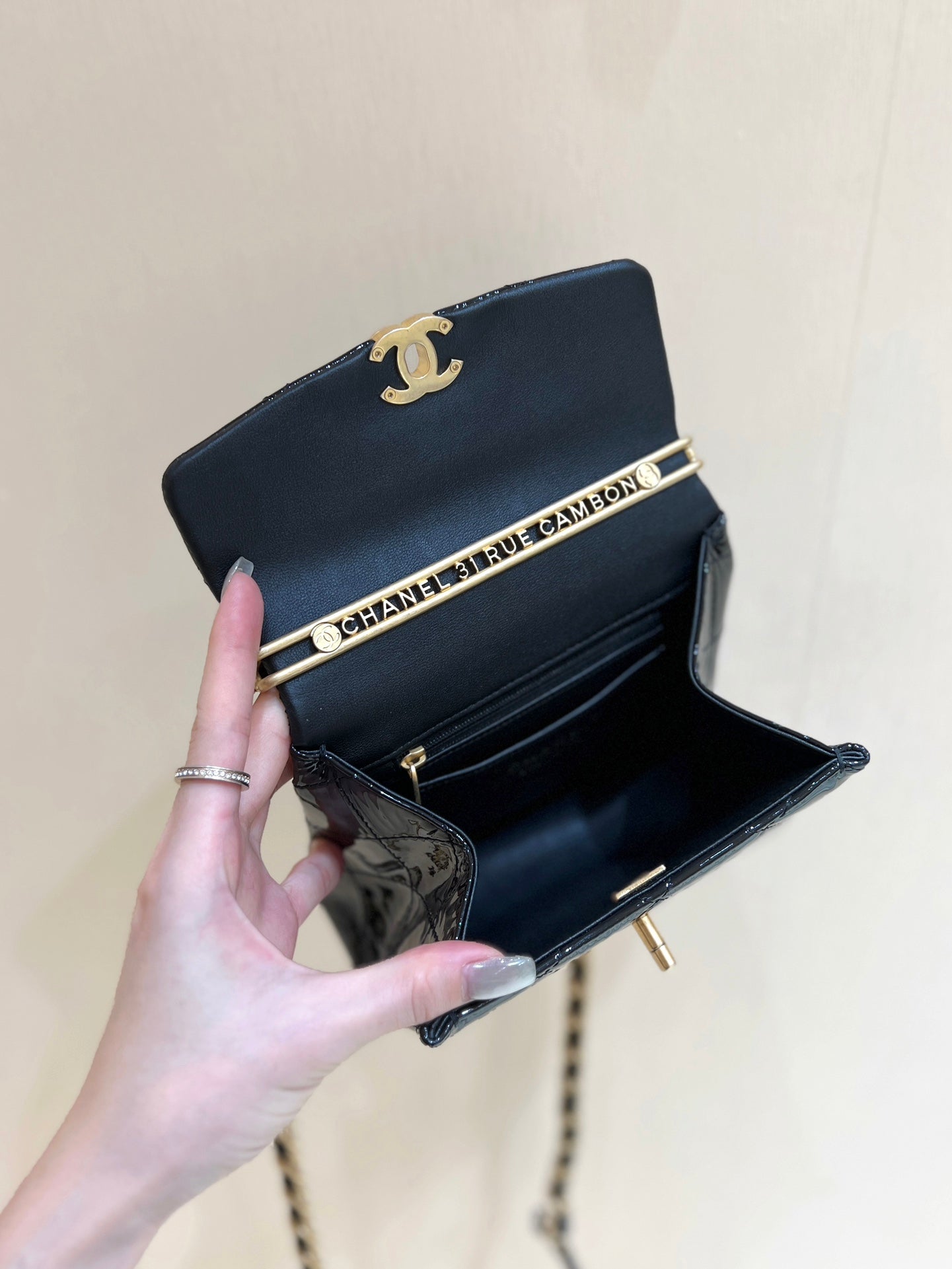 CHANEL 25S  TOTE CROSSBODY BAG 19 IN BLACK GLOSSY LEATHER WITH METAL HANDLE
