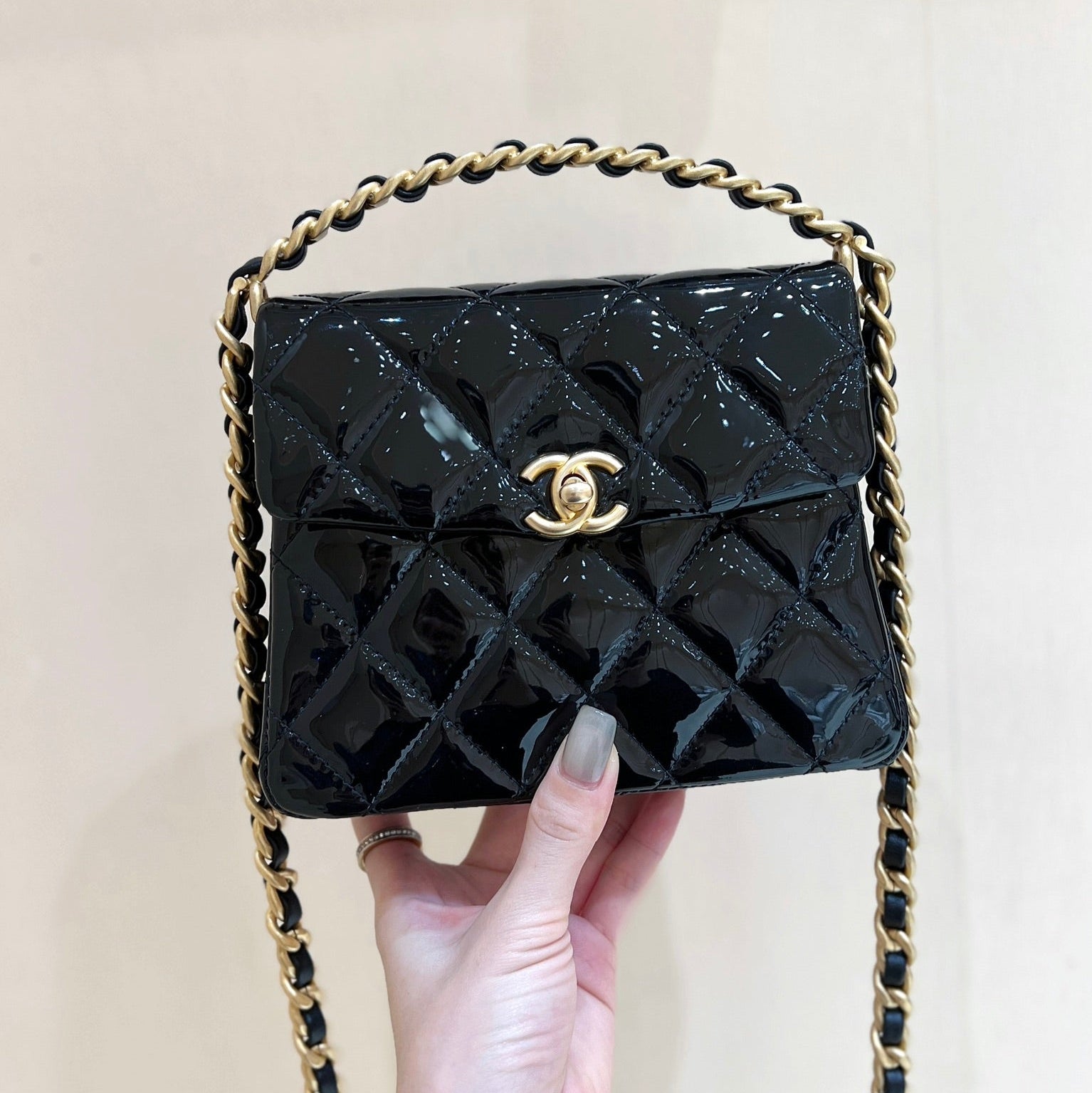 CHANEL 25S  TOTE CROSSBODY BAG 19 IN BLACK GLOSSY LEATHER WITH METAL HANDLE