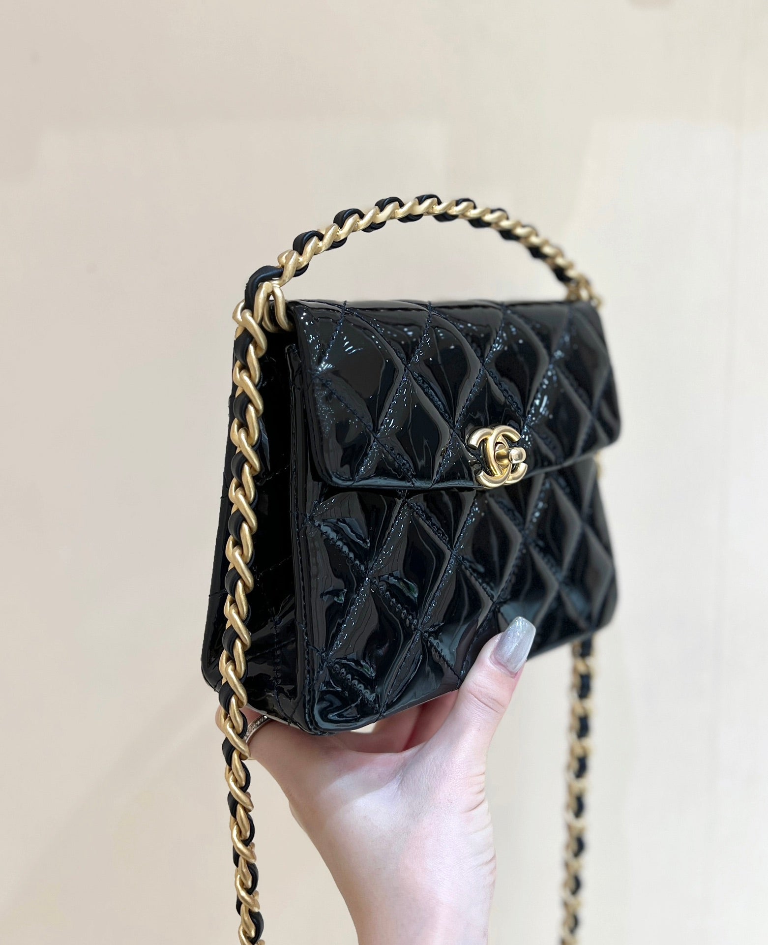 CHANEL 25S  TOTE CROSSBODY BAG 19 IN BLACK GLOSSY LEATHER WITH METAL HANDLE
