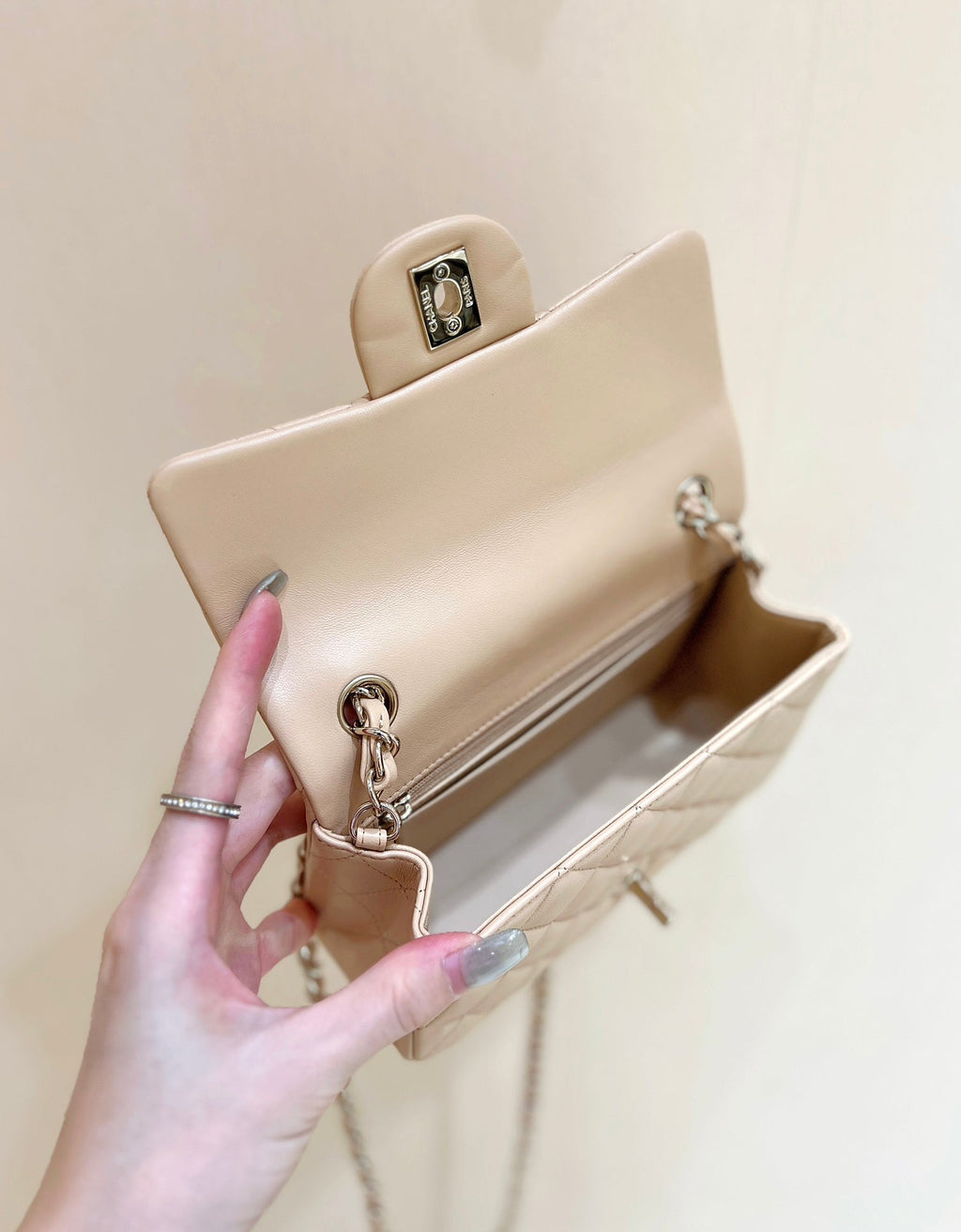 CHANEL 25S FLAP BAG 20 CM IN LIGHT BEIGE LAMBSKIN WITH GOLD HARDWARE