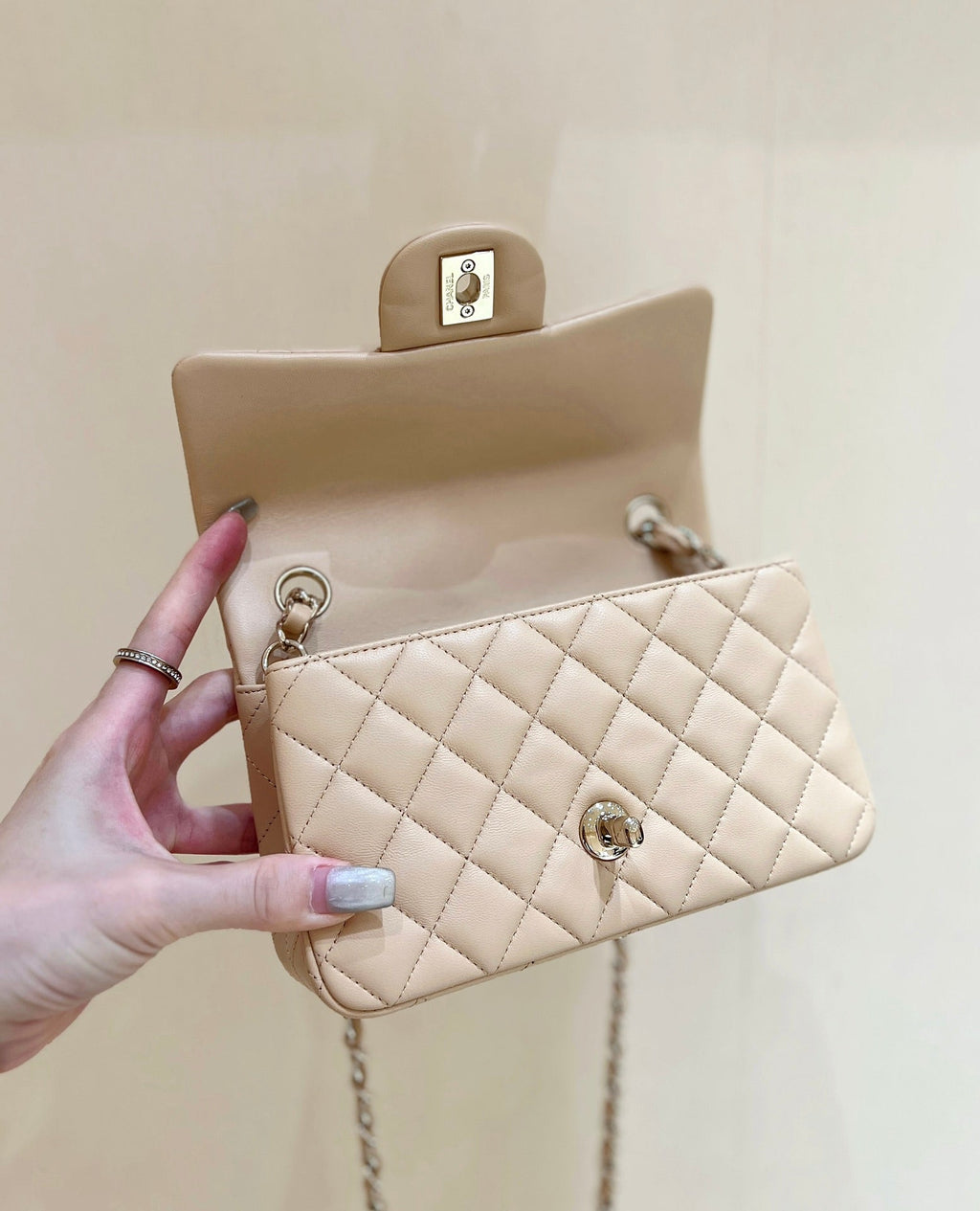 CHANEL 25S FLAP BAG 20 CM IN LIGHT BEIGE LAMBSKIN WITH GOLD HARDWARE