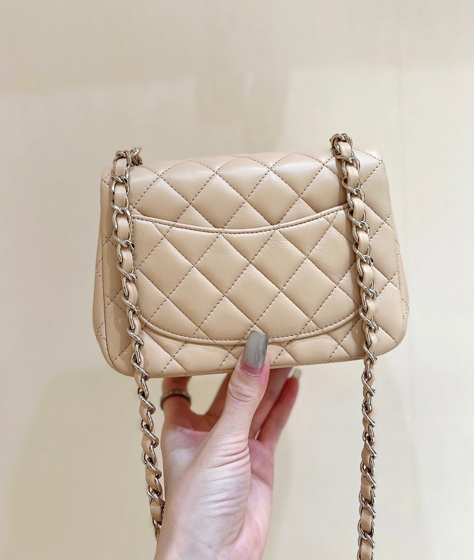 CHANEL 25S FLAP BAG 17 CM IN LIGHT BEIGE LAMBSKIN WITH GOLD HARDWARE