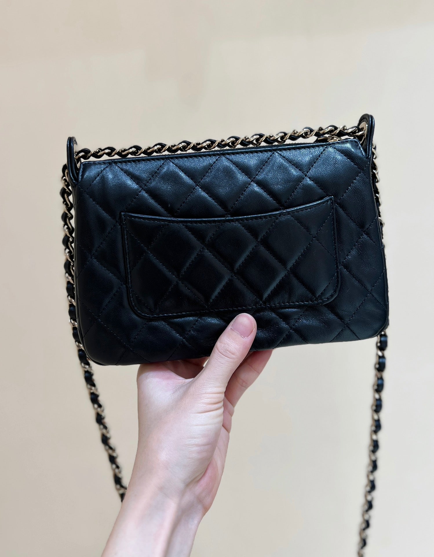 CHANEL QUILTED SHOULDER BAG 21 IN BLACK LAMBSKIN WITH GOLD METALLIC