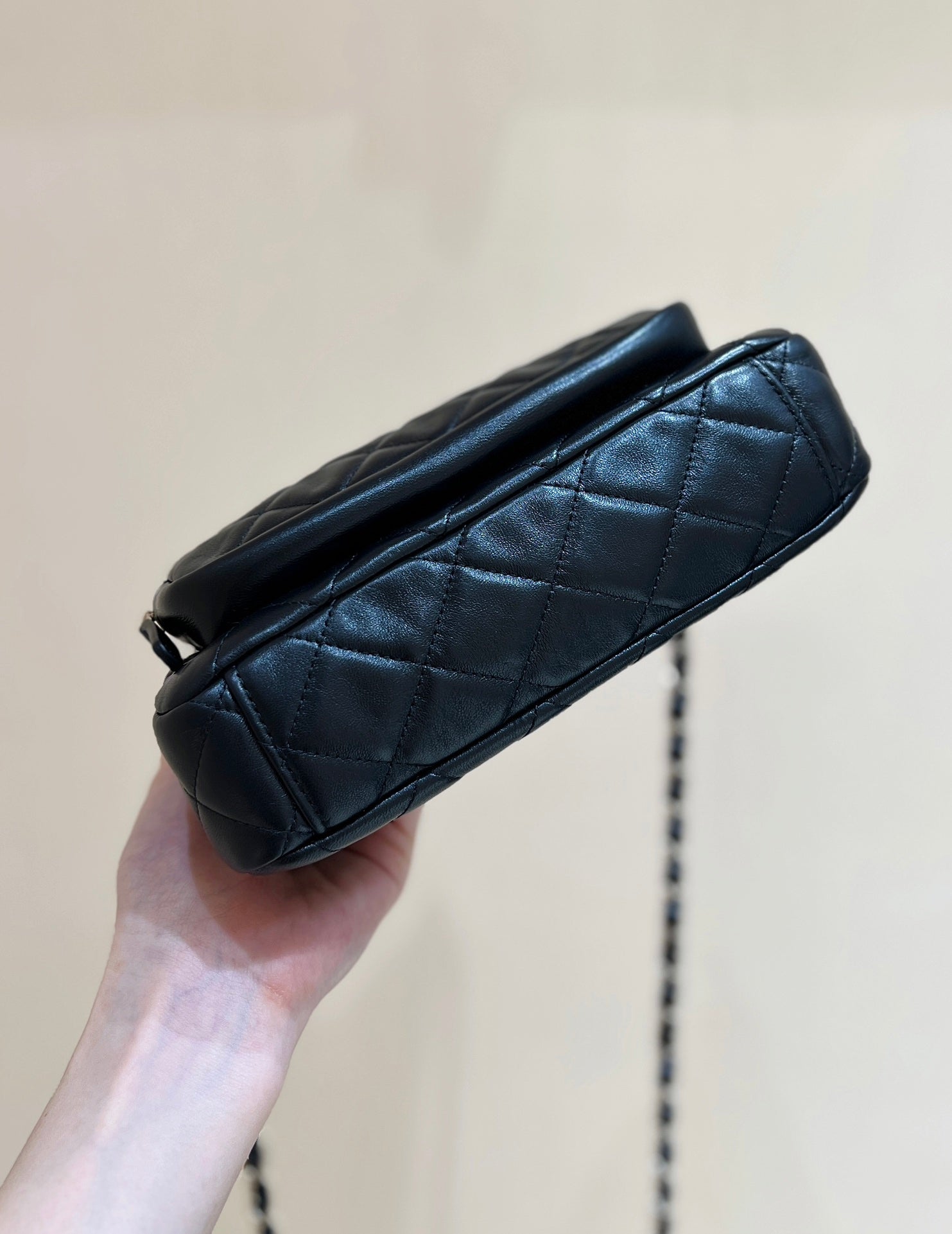 CHANEL QUILTED SHOULDER BAG 21 IN BLACK LAMBSKIN WITH GOLD METALLIC