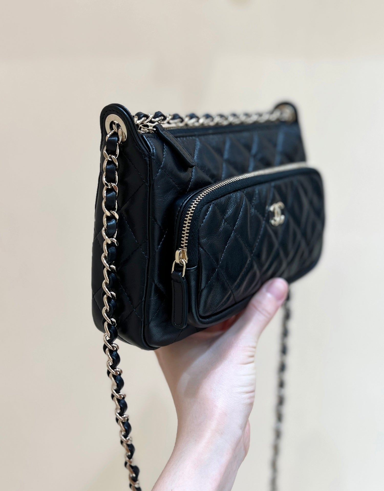 CHANEL QUILTED SHOULDER BAG 21 IN BLACK LAMBSKIN WITH GOLD METALLIC