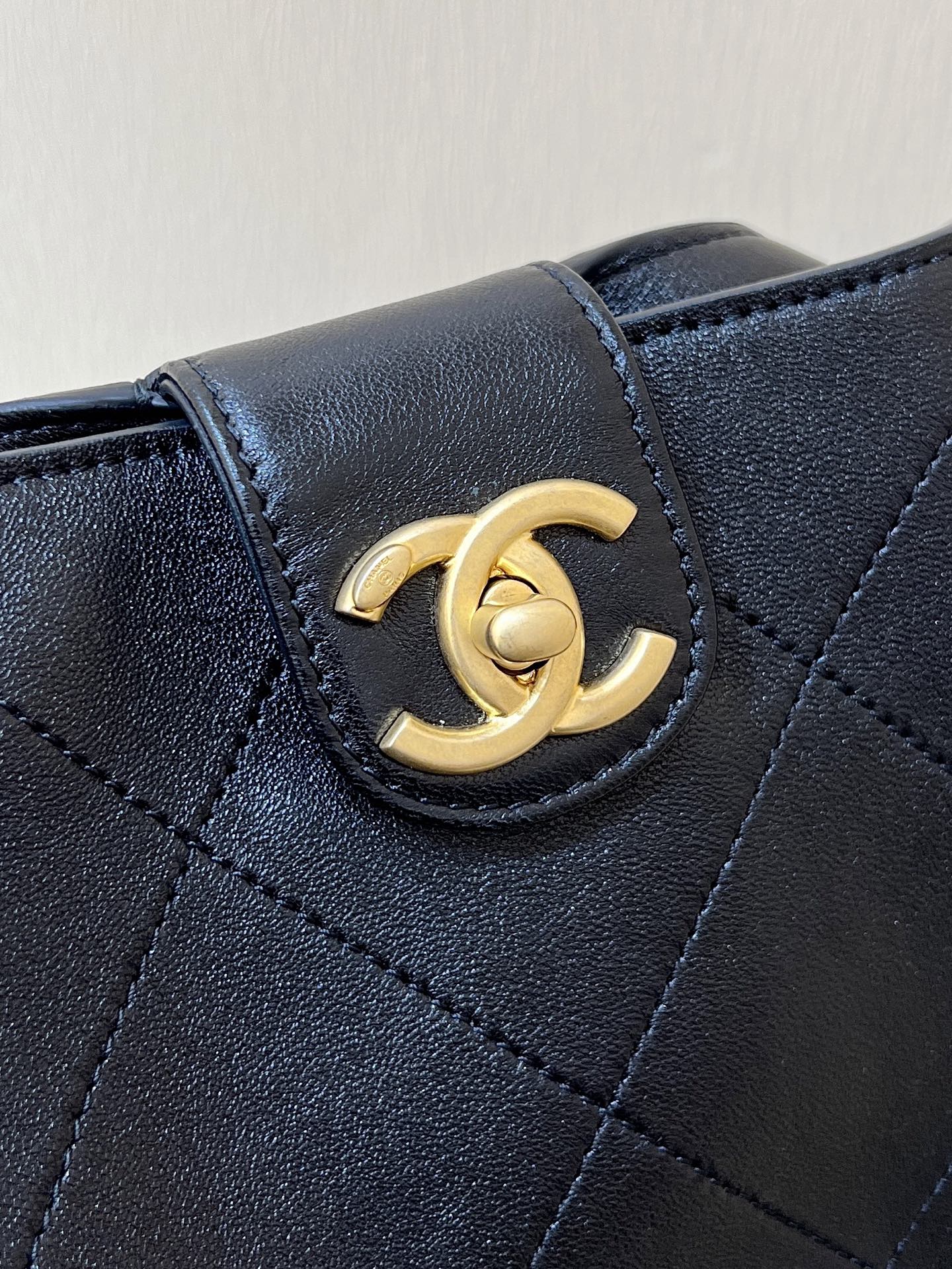 CHANEL QUILTED LARGE HOBO BAG 35 IN BLACK LAMBSKIN GOLD HARDWARE