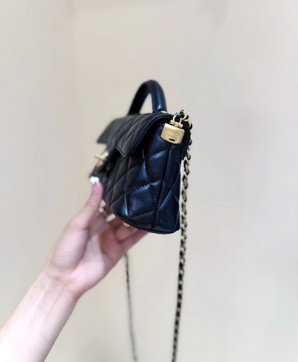 CHANEL QUILTED FLAP BAG WITH HANDLE 20 IN BLACK LAMBSKIN GOLD PLATED METAL