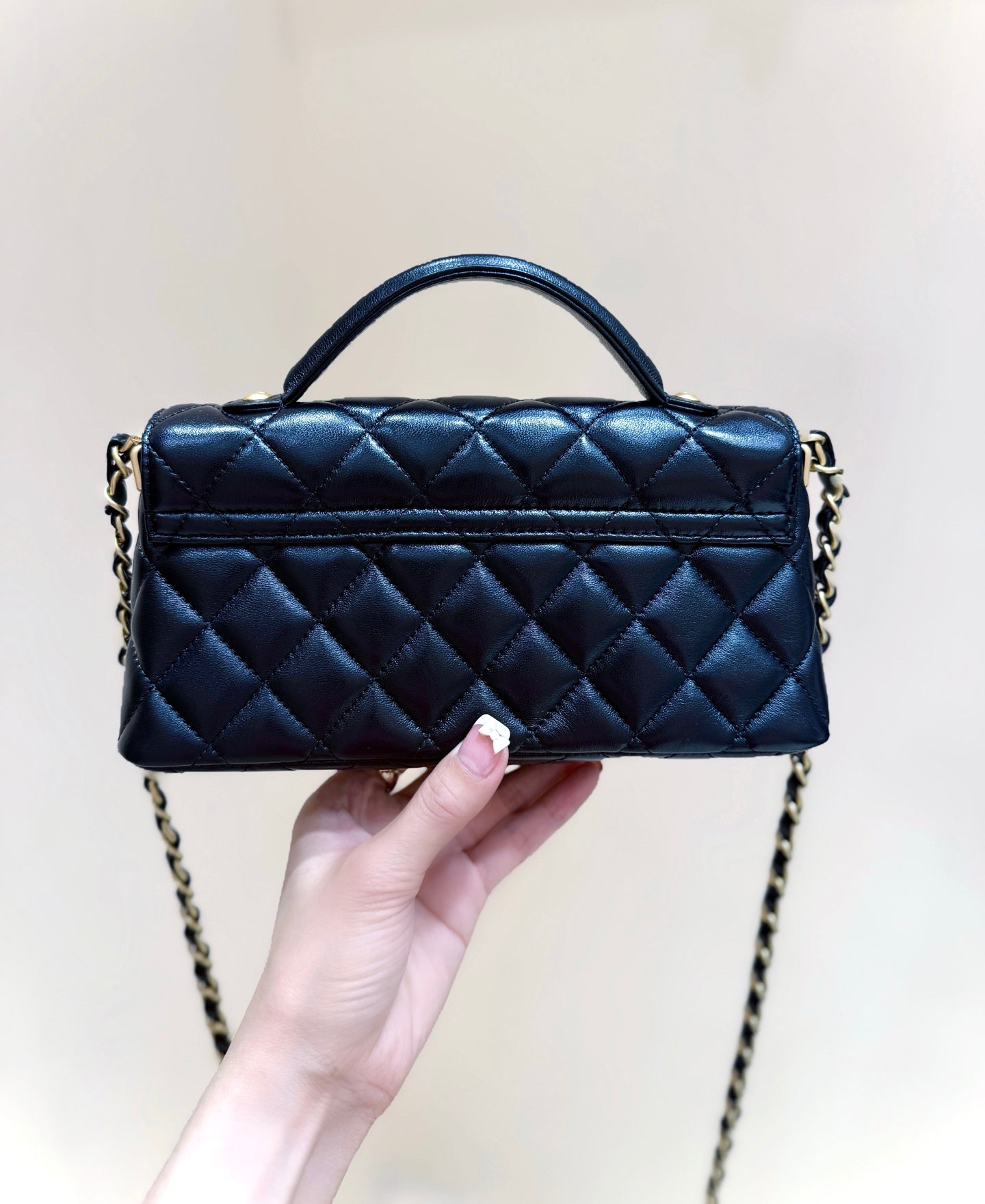 CHANEL QUILTED FLAP BAG WITH HANDLE 20 IN BLACK LAMBSKIN GOLD PLATED METAL