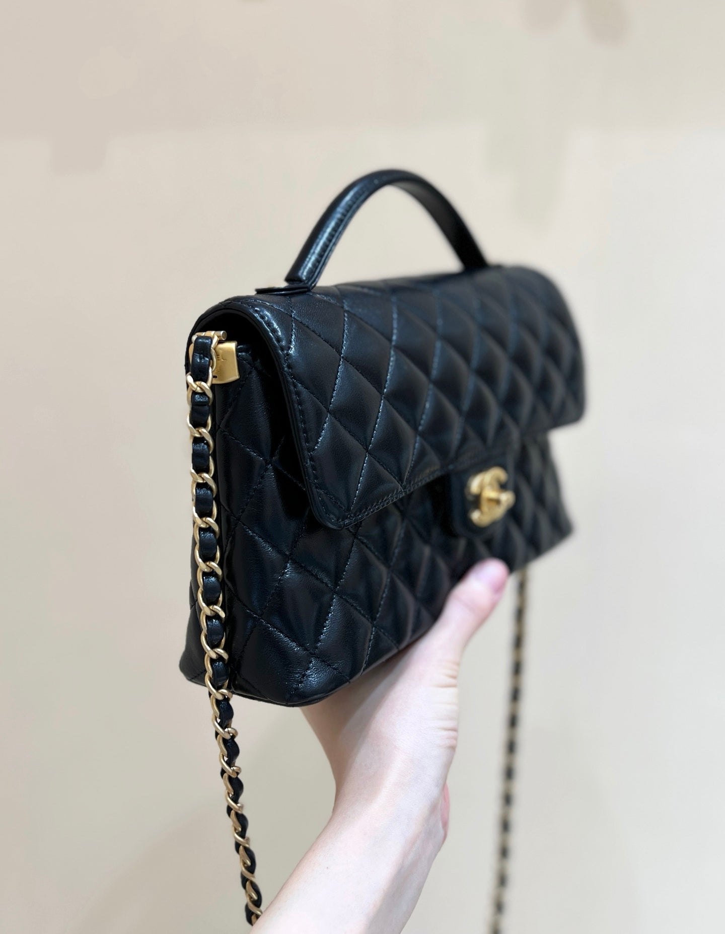 CHANEL QUILTED FLAP BAG WITH HANDLE 26 IN BLACK LAMBSKIN GOLD PLATED METAL
