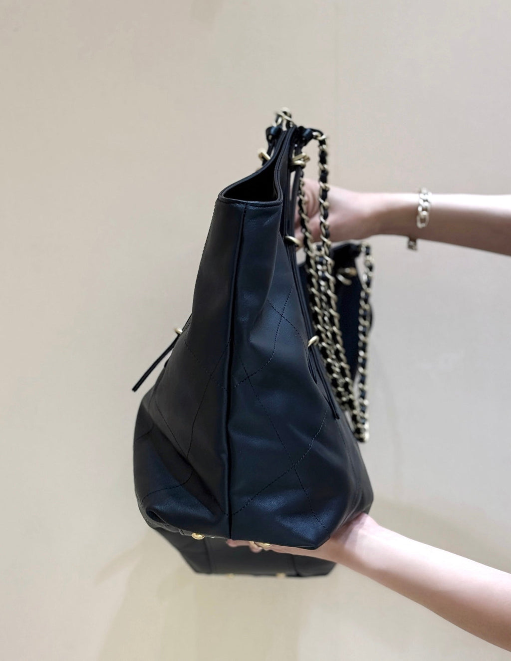 CHANEL LARGE MAXI SHOPPING BAG 59 IN BLACK CALFSKIN GOLD-TONE METAL