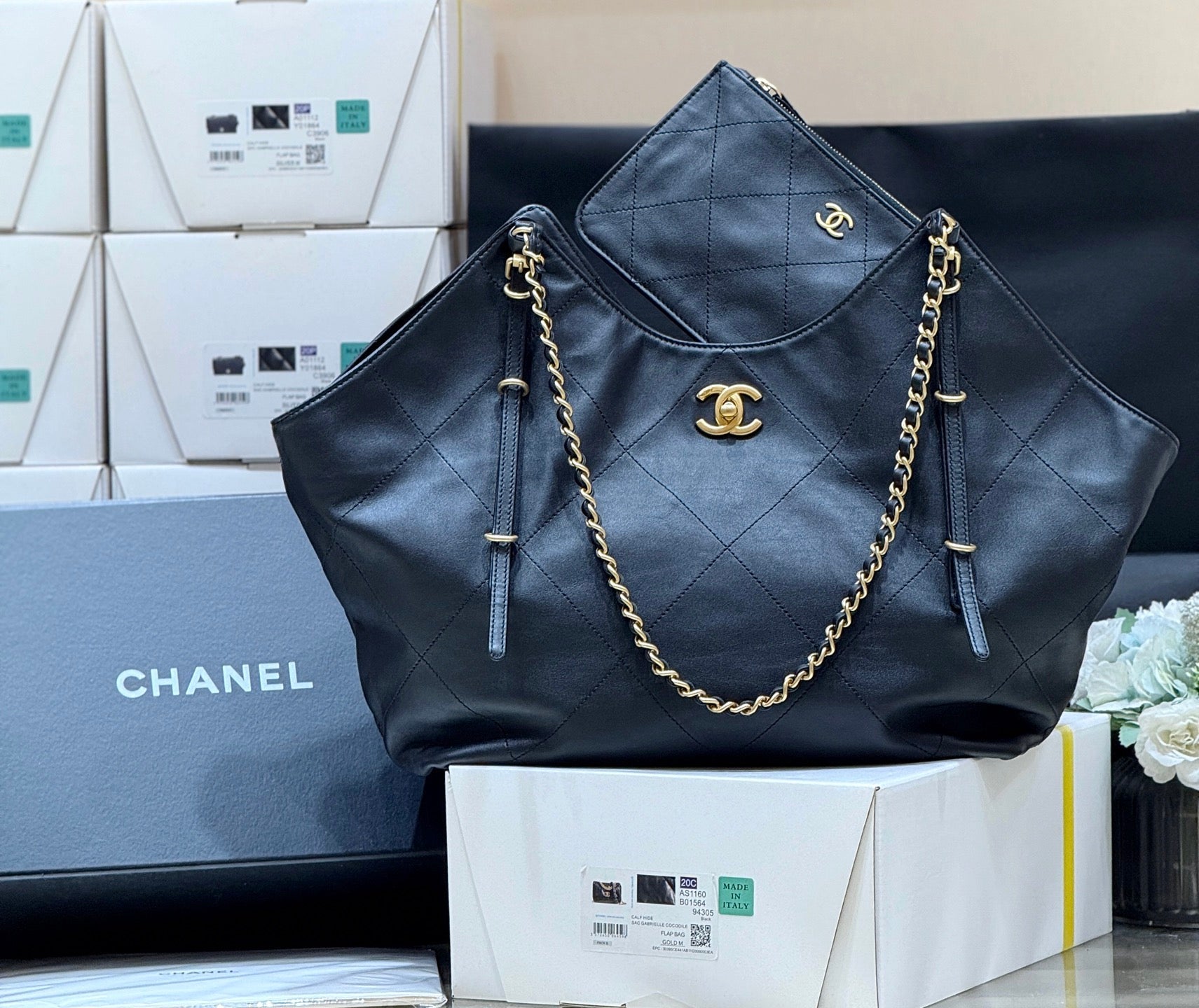 CHANEL MEDIUM MAXI SHOPPING BAG 47 IN BLACK CALFSKIN GOLD-TONE METAL