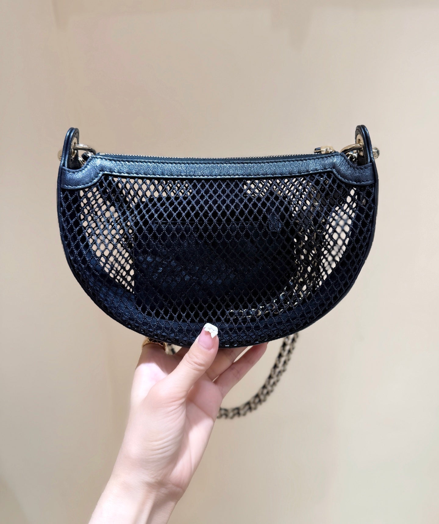 CHANEL MESH POUCH 22 IN BLACK EFFECT LAMBSKIN WITH GOLD METALLIC
