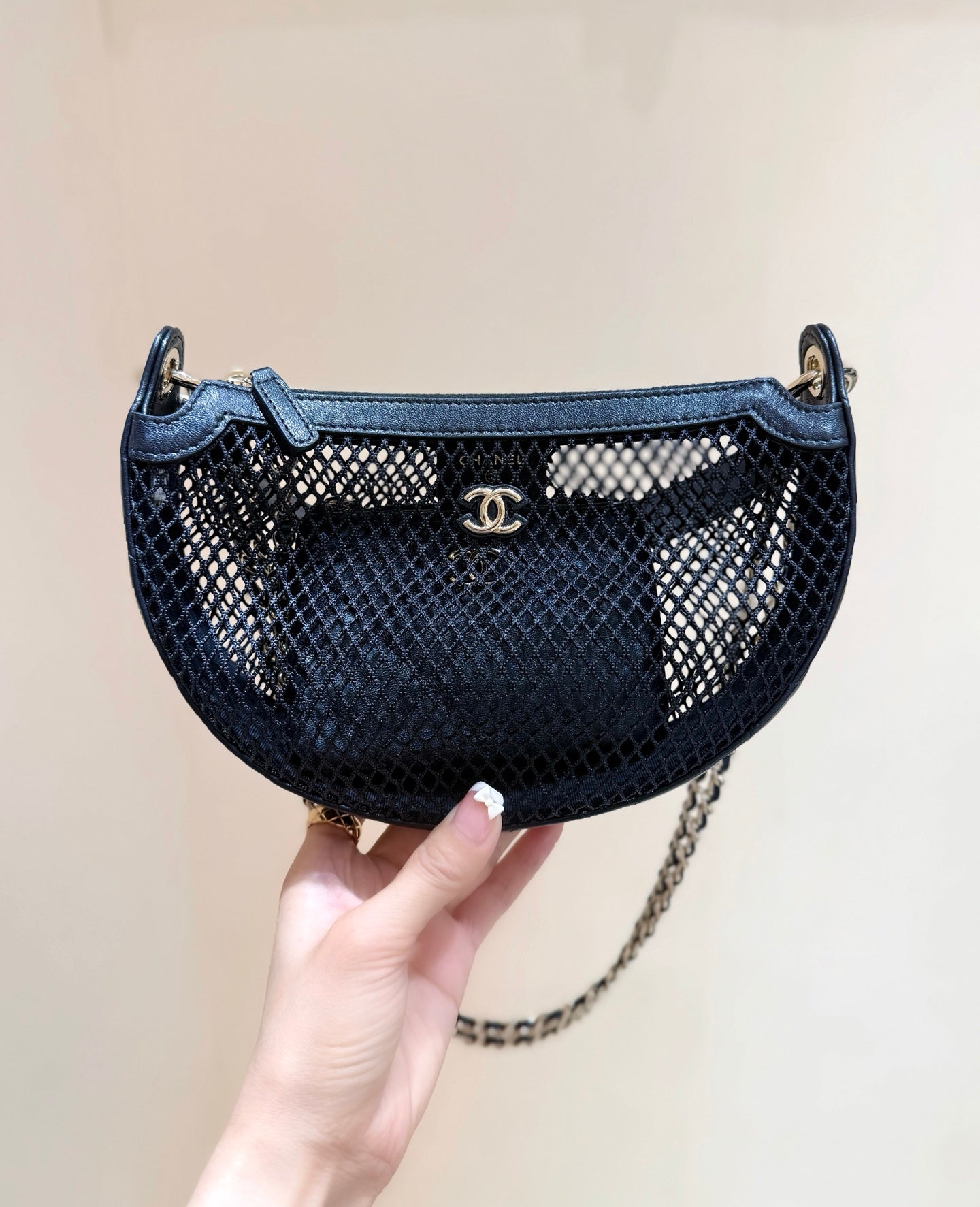CHANEL MESH POUCH 22 IN BLACK EFFECT LAMBSKIN WITH GOLD METALLIC