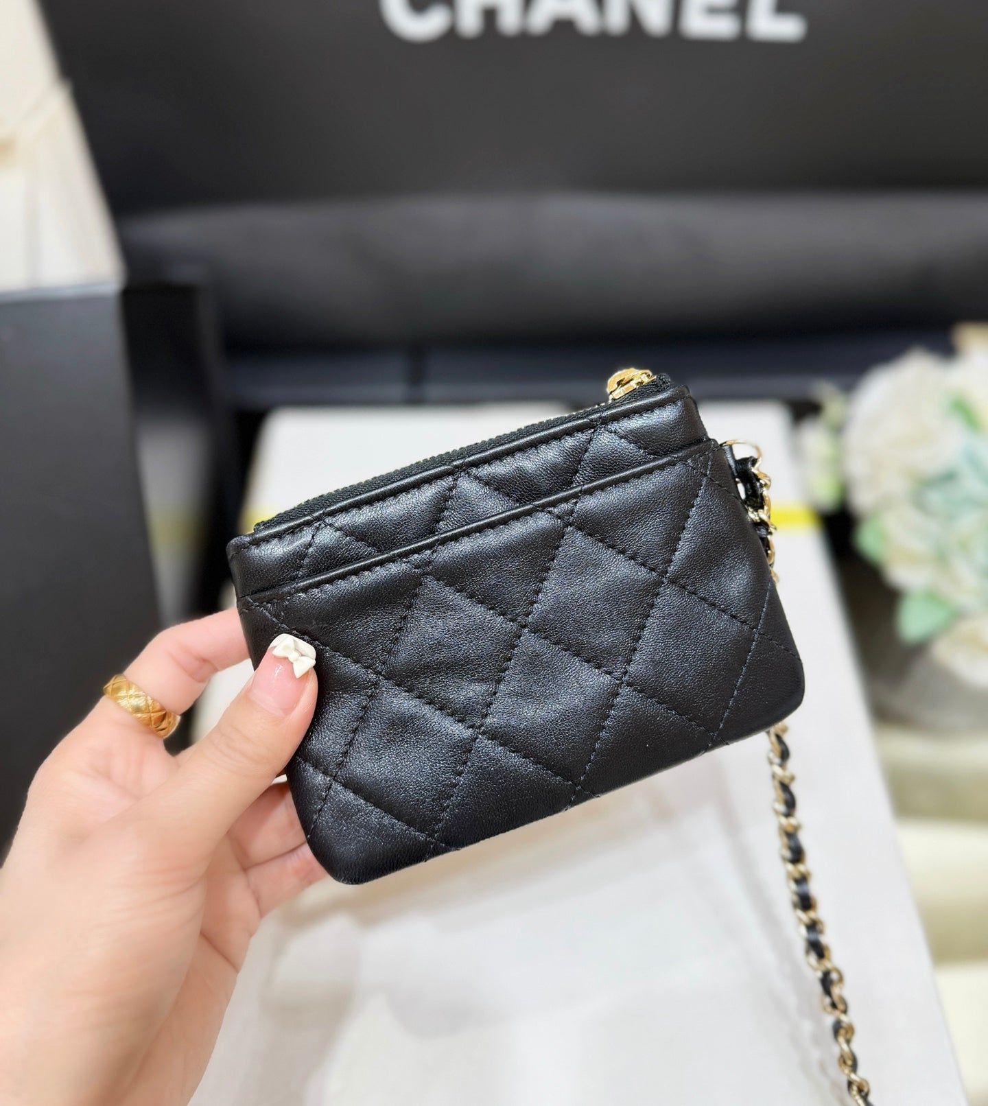 CHANEL MESH POUCH 22 IN BLACK EFFECT LAMBSKIN WITH GOLD METALLIC