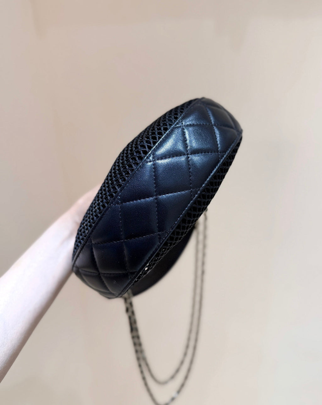 CHANEL MESH POUCH 22 IN BLACK EFFECT LAMBSKIN WITH GOLD METALLIC