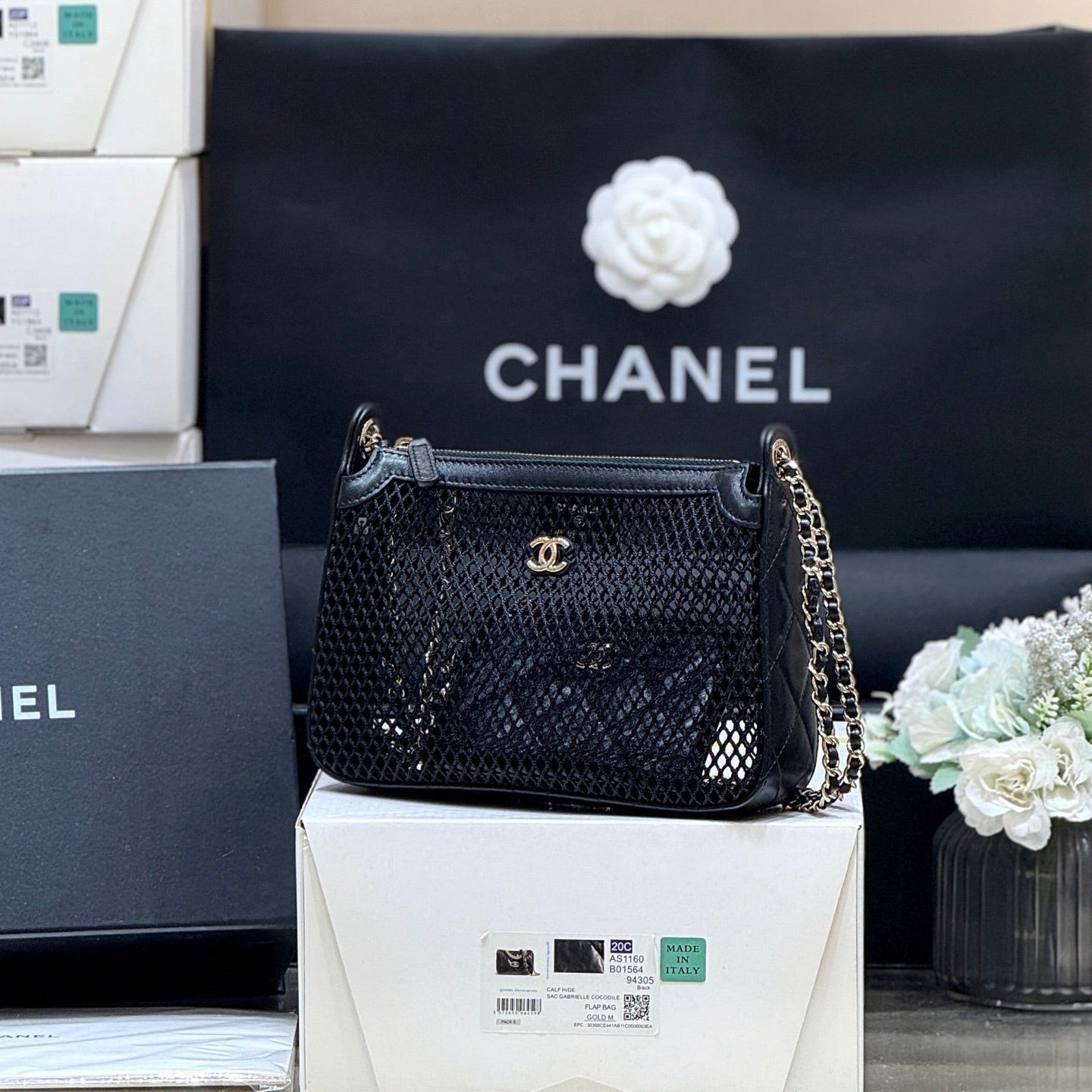 CHANEL MESH POUCH 20 IN BLACK EFFECT LAMBSKIN WITH GOLD HARDWARE