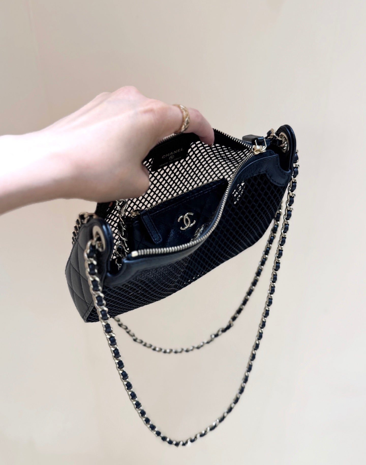 CHANEL MESH POUCH 20 IN BLACK EFFECT LAMBSKIN WITH GOLD HARDWARE