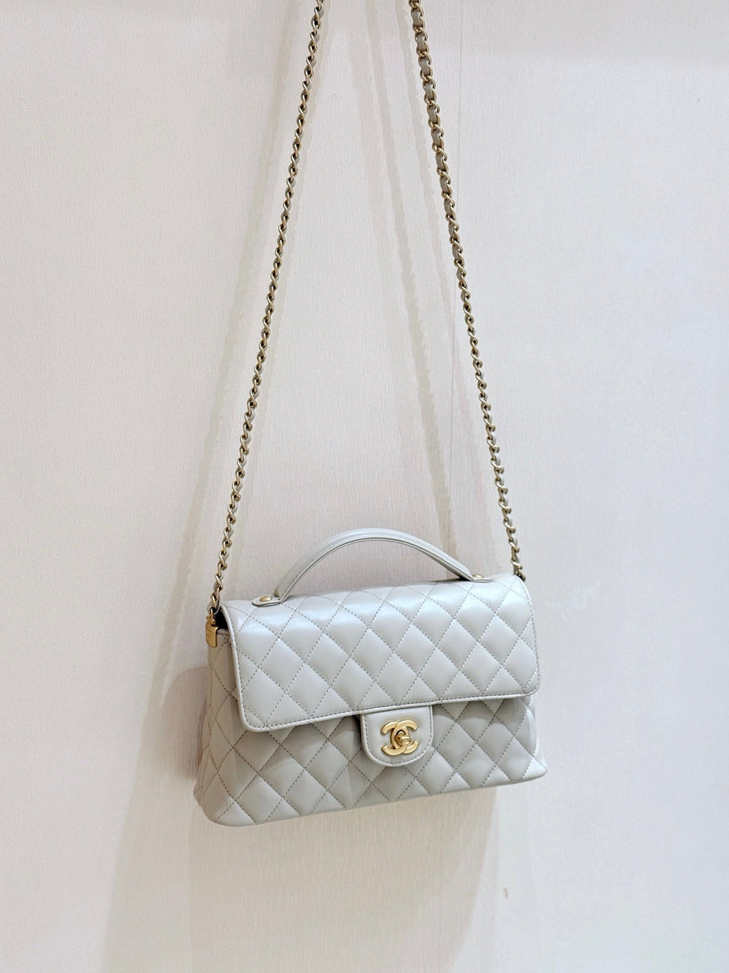 CHANEL QUILTED FLAP BAG WITH HANDLE 26 IN BEIGE LAMBSKIN GOLD PLATED METAL