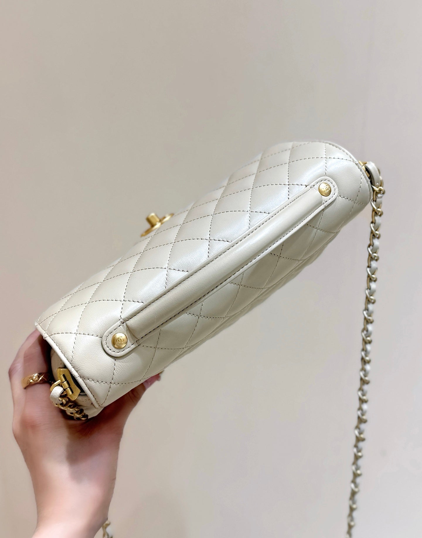 CHANEL QUILTED FLAP BAG WITH HANDLE 26 IN BEIGE LAMBSKIN GOLD PLATED METAL
