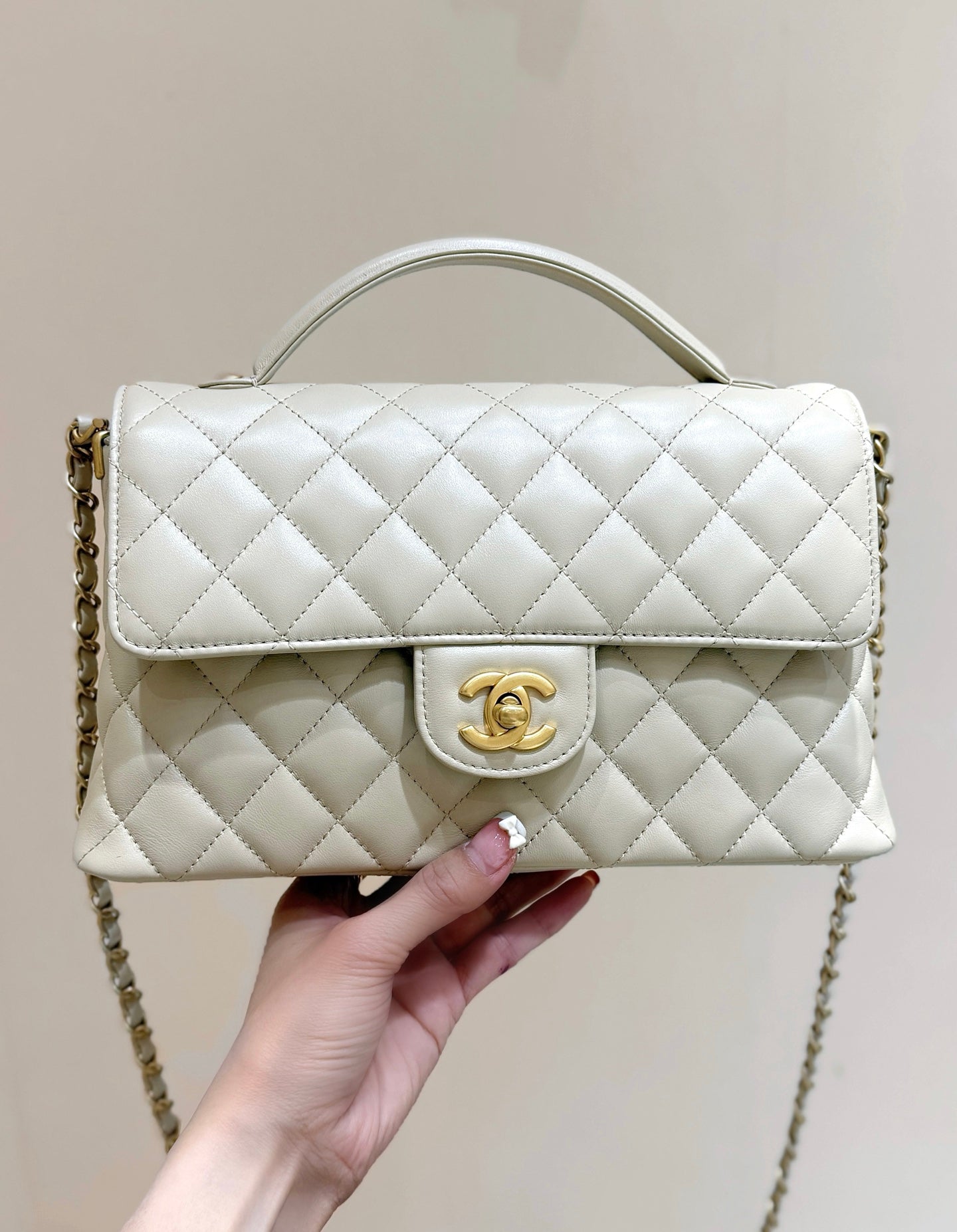 CHANEL QUILTED FLAP BAG WITH HANDLE 26 IN BEIGE LAMBSKIN GOLD PLATED METAL