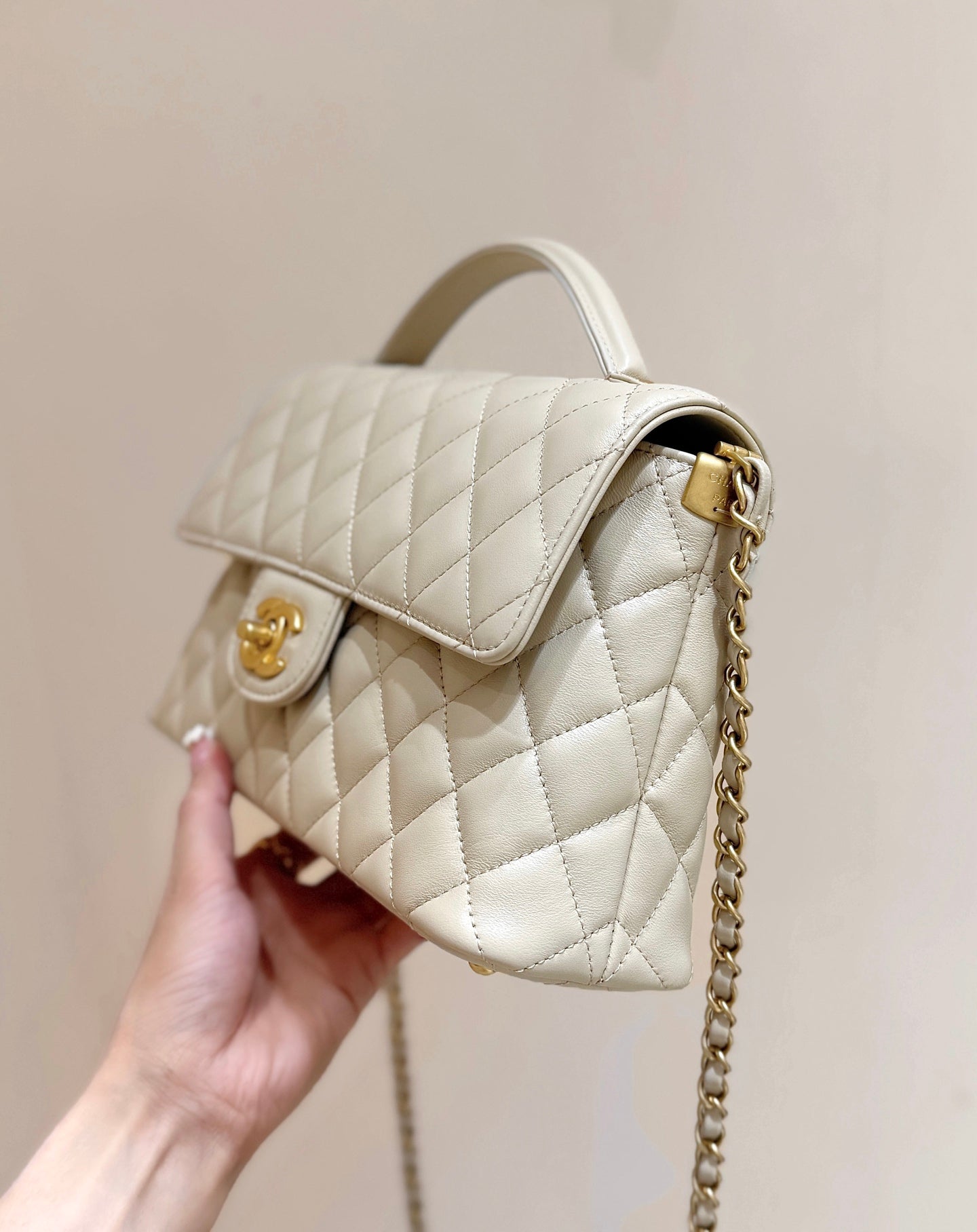 CHANEL QUILTED FLAP BAG WITH HANDLE 26 IN BEIGE LAMBSKIN GOLD PLATED METAL