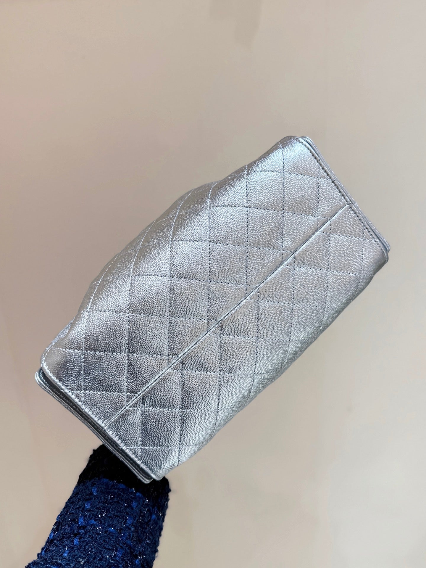 CHANEL 25 HANDBAG IN SILVER-TONE 30 GRAINED CALFSKIN GOLD HARDWARE