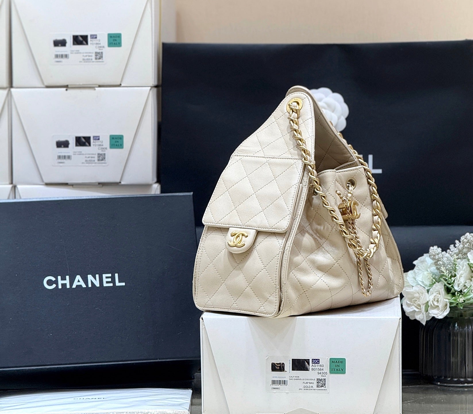 CHANEL 25 HANDBAG IN CREAM 30 GRAINED CALFSKIN GOLD HARDWARE