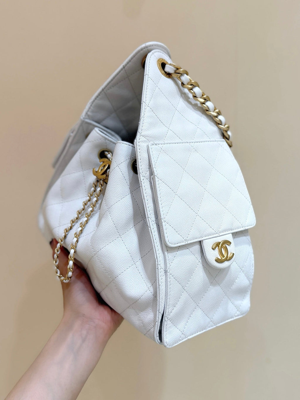 CHANEL 25 HANDBAG IN WHITE 30 GRAINED CALFSKIN GOLD HARDWARE