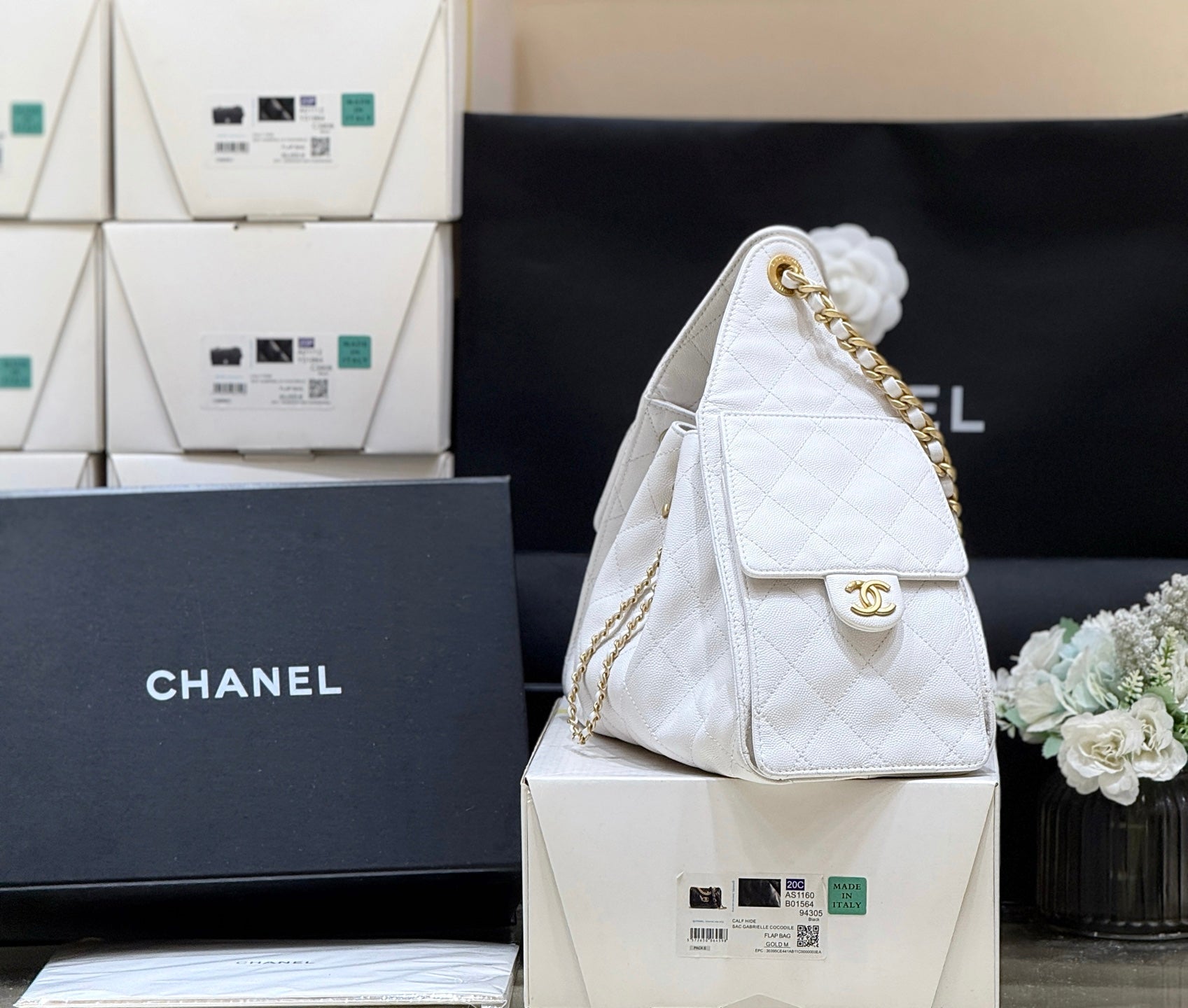 CHANEL 25 HANDBAG IN WHITE 30 GRAINED CALFSKIN GOLD HARDWARE