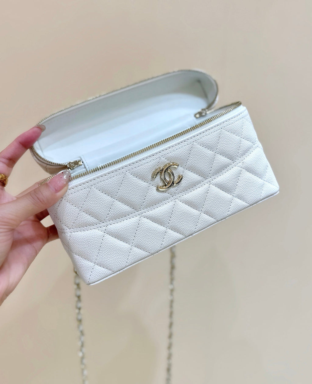 CHANEL STRASS VANITY QUILTED CASE 19 IN WHITE CALFSKIN WITH GOLD METALLIC