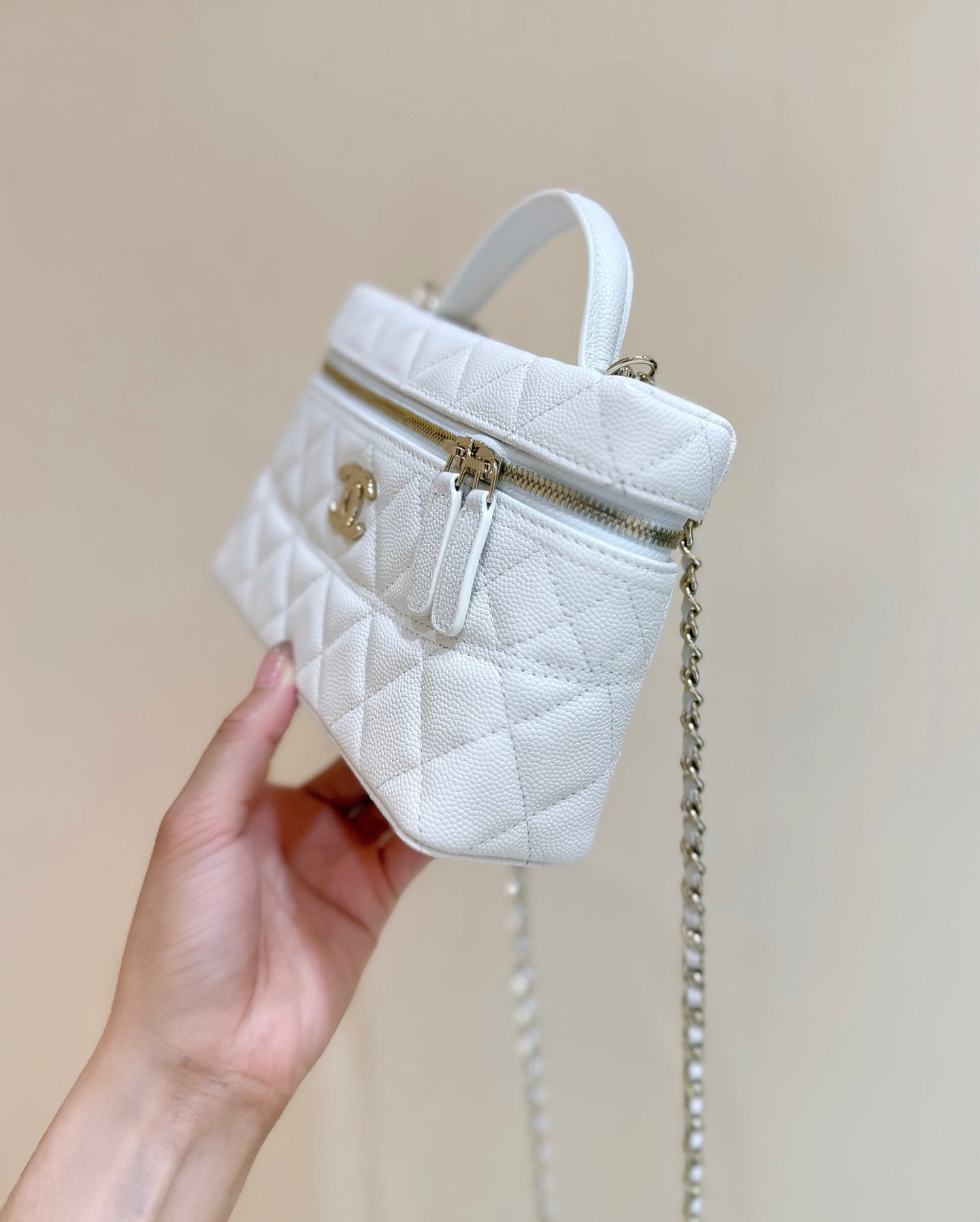CHANEL STRASS VANITY QUILTED CASE 19 IN WHITE CALFSKIN WITH GOLD METALLIC
