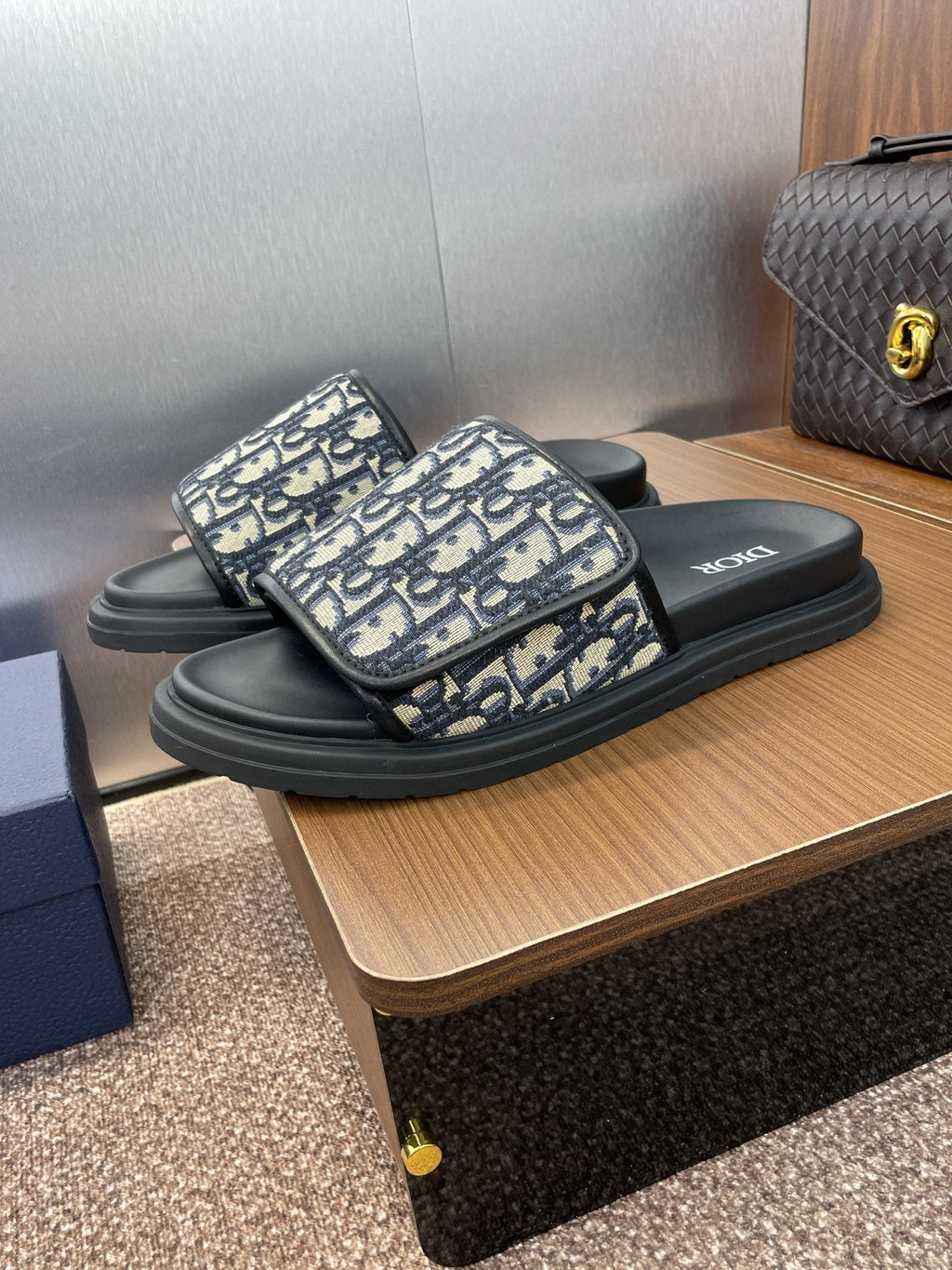 DIOR 25S ALIAS SLIDES IN BLACK CALFSKIN WITH CD OBLIQUE DEEP BLUE LOGO