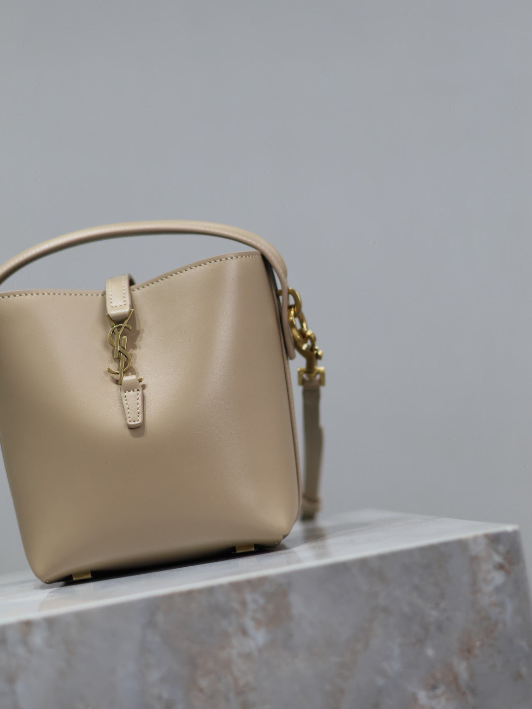 YSL 25S LE 37 BUCKET 15 IN BEIGE CALFSKIN GOLD HARDWRE