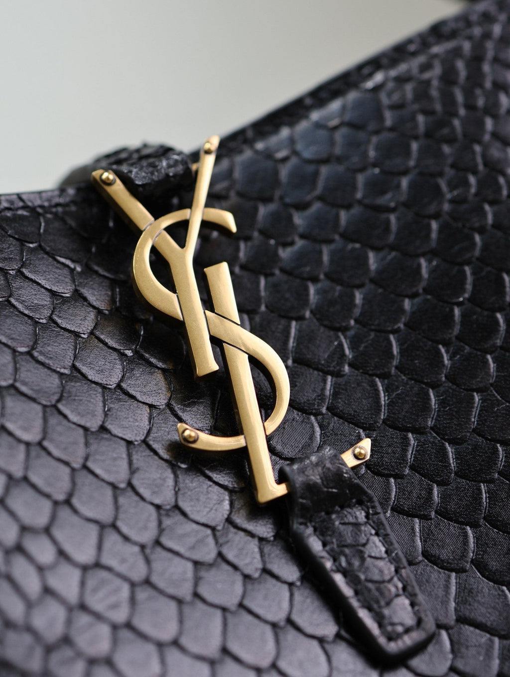YSL 25S LE 37 20 IN BLACK SNAKE EMBOSSED CALFSKIN GOLD HARDWRE