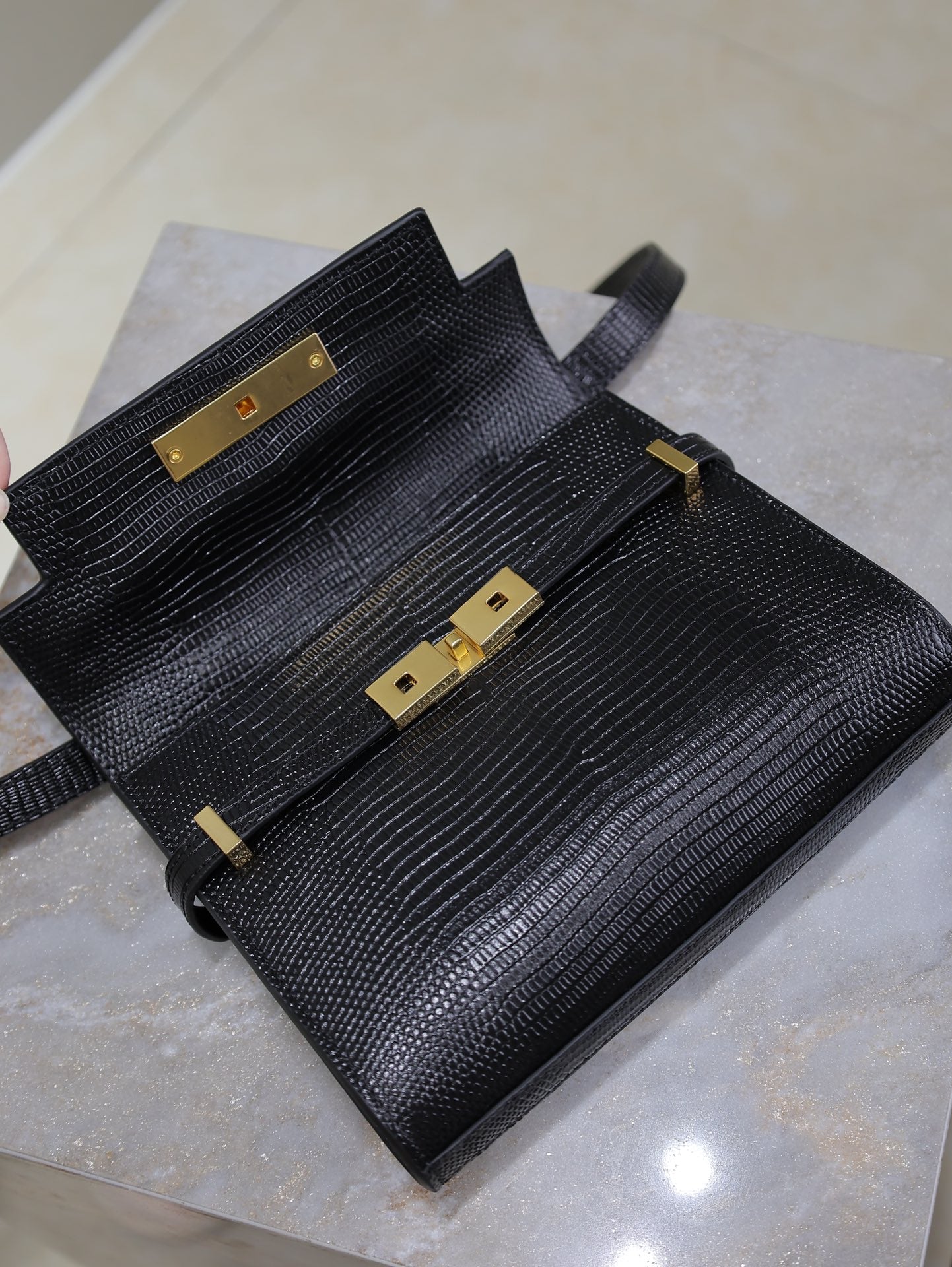 YSL 25S MINI MANHATTAN 19 IN BLACK SHINY CROCODILE CALFSKIN GOLD HARDWARE