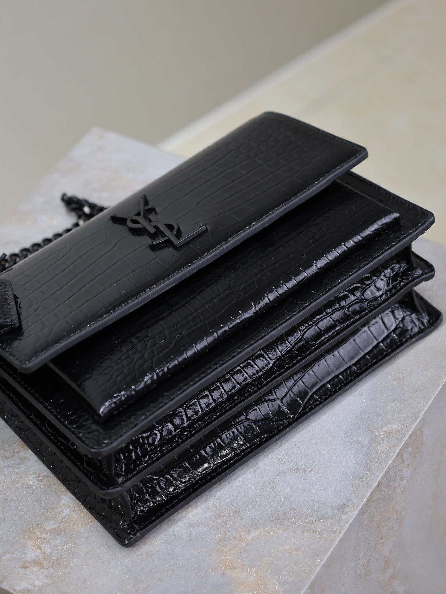 YSL 25S SUNSET MEDIUM 22 IN BLACK CROCODILE-EMBOSSED SHINY CALFSKIN BLACK HARDWRE