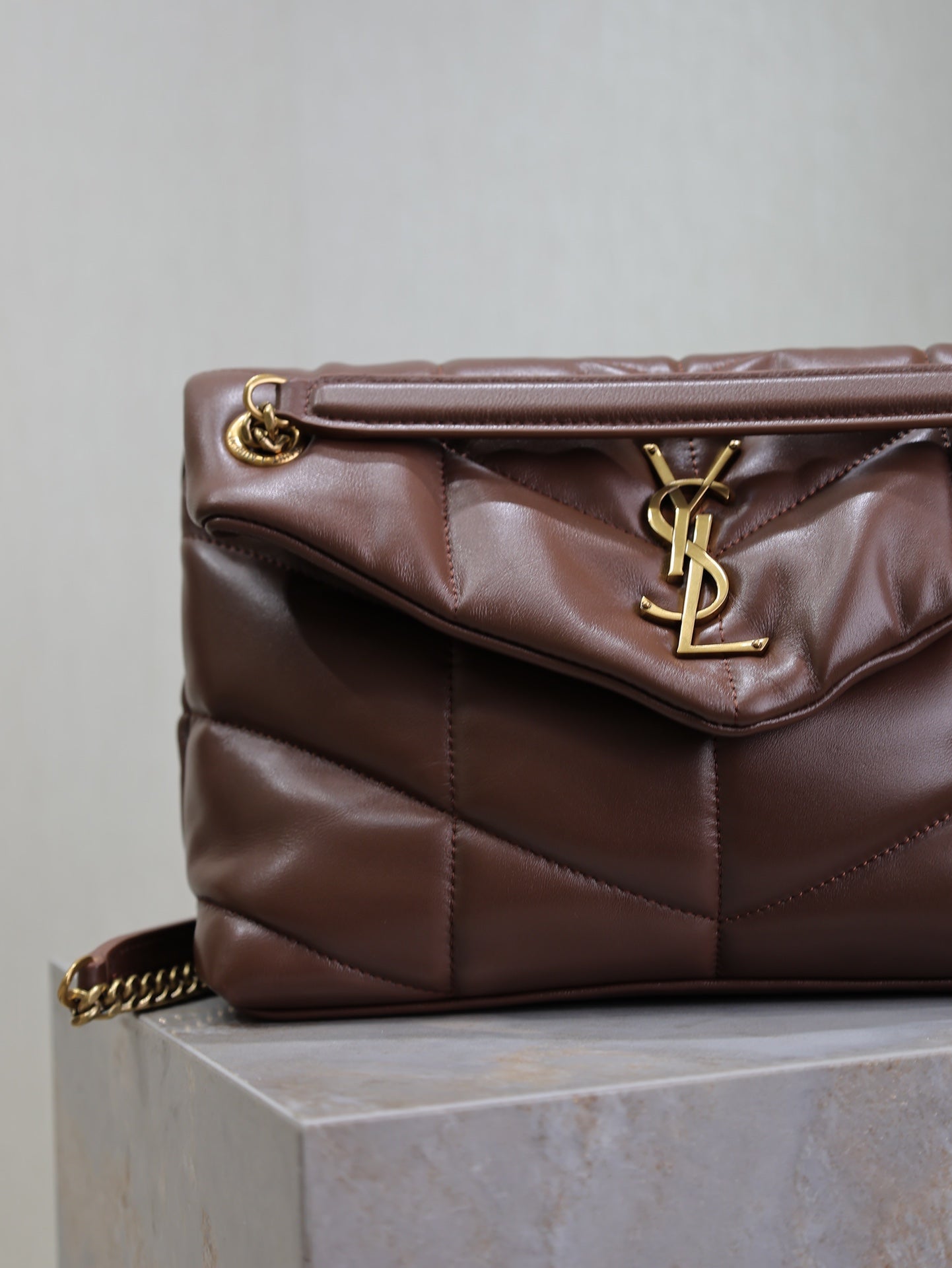 YSL 25S LOULOU PUFFER MM 29 IN DARK BROWN CALFSKIN GOLD HARDWARE