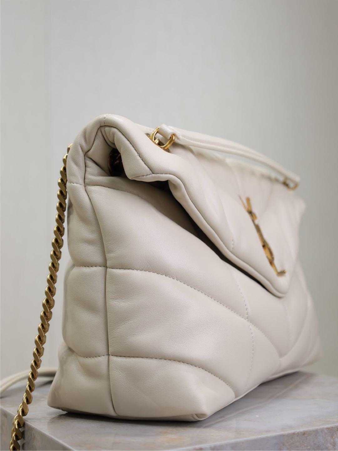 YSL 25S LOULOU PUFFER GM 35 IN BLANC VINTAGE CALFSKIN GOLD HARDWRE