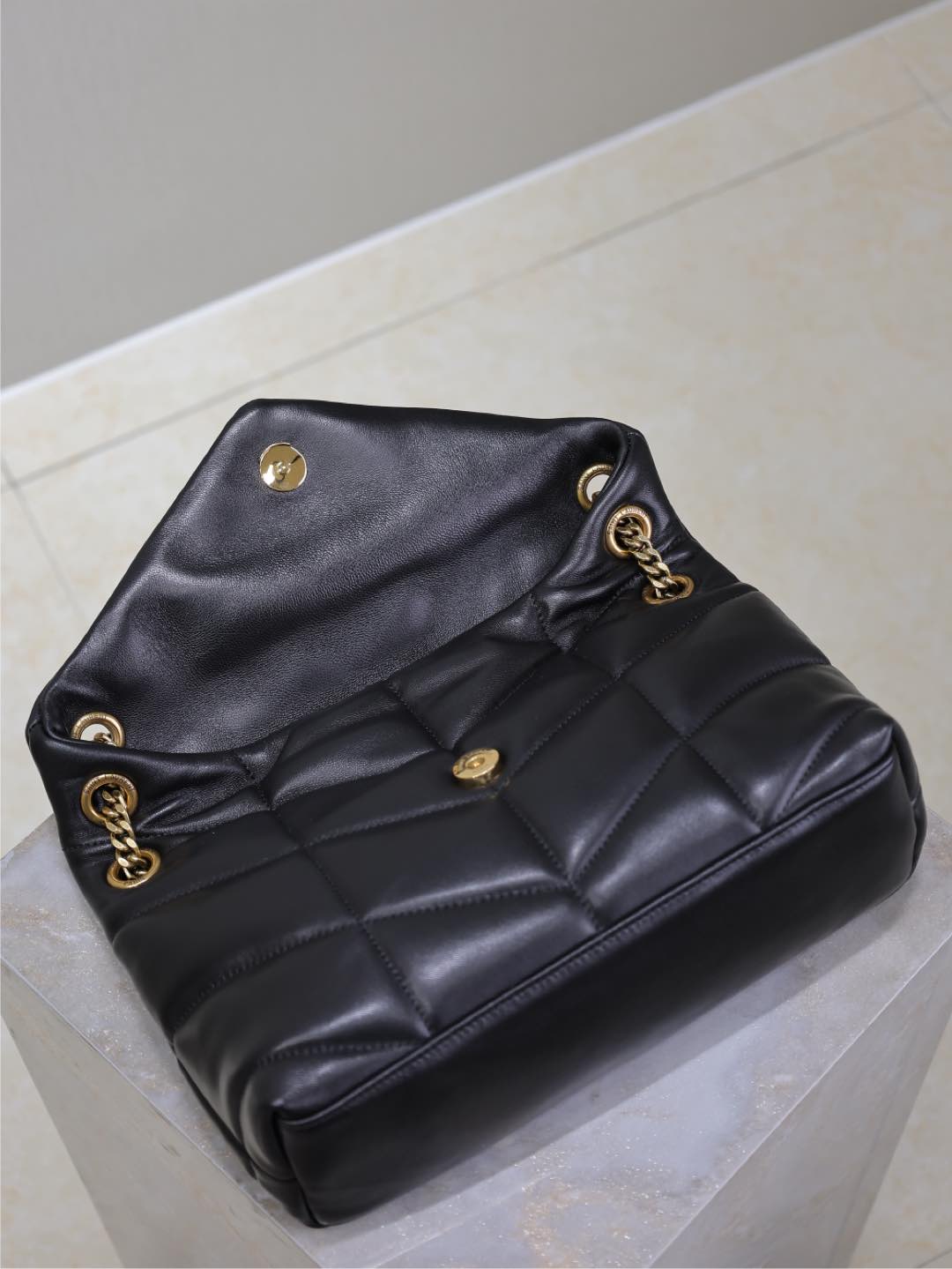 YSL 25S LOULOU PUFFER MM 29 IN BLACK CALFSKIN GOLD HARDWARE