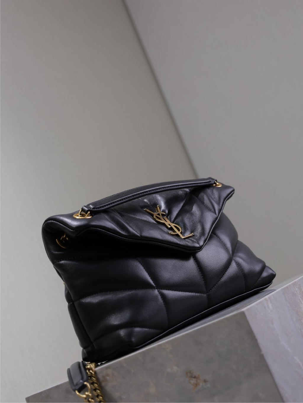 YSL 25S LOULOU PUFFER MM 29 IN BLACK CALFSKIN GOLD HARDWARE