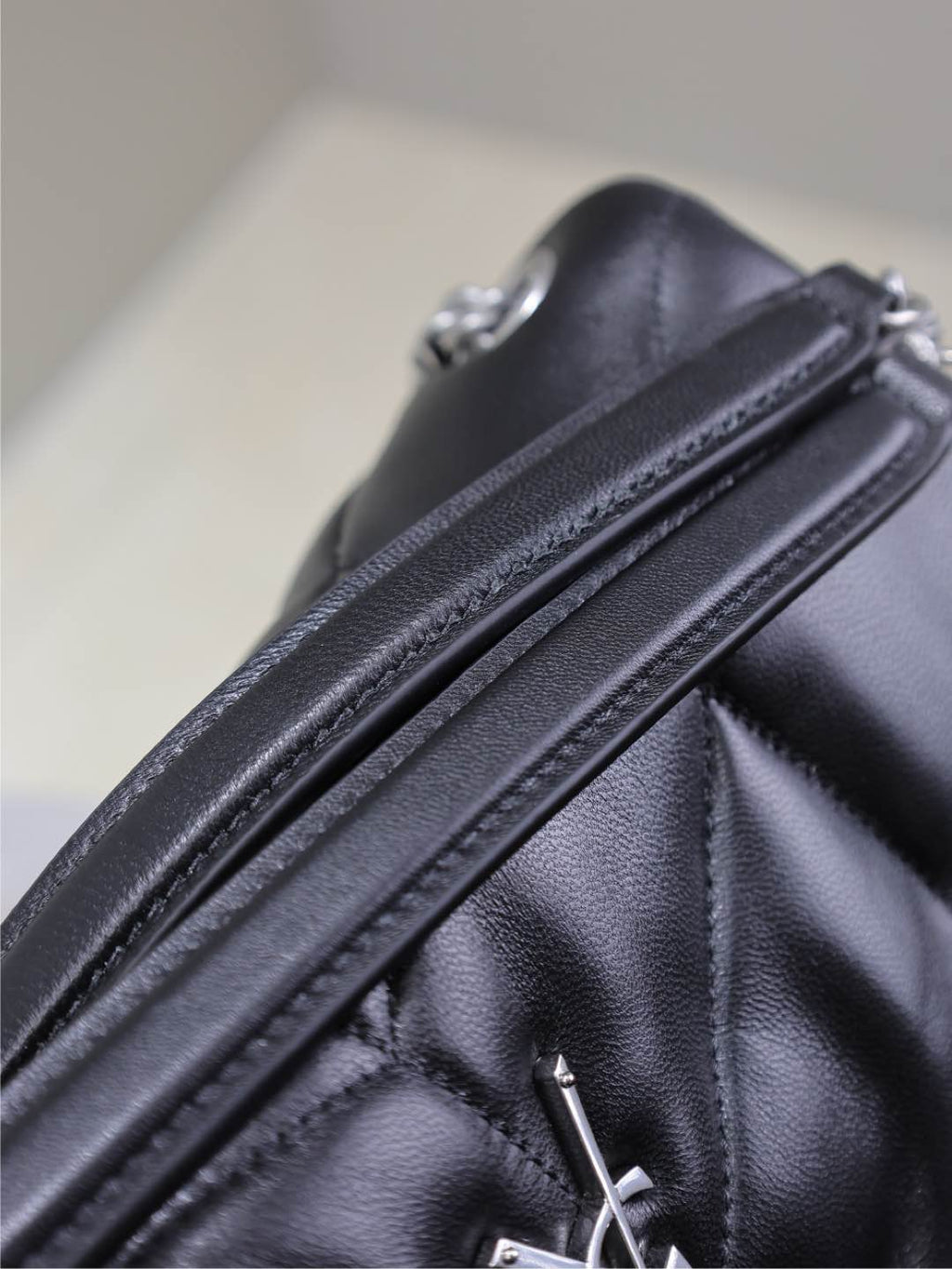 YSL 25S LOULOU PUFFER MM 29 IN BLACK CALFSKIN SILVER HARDWRE