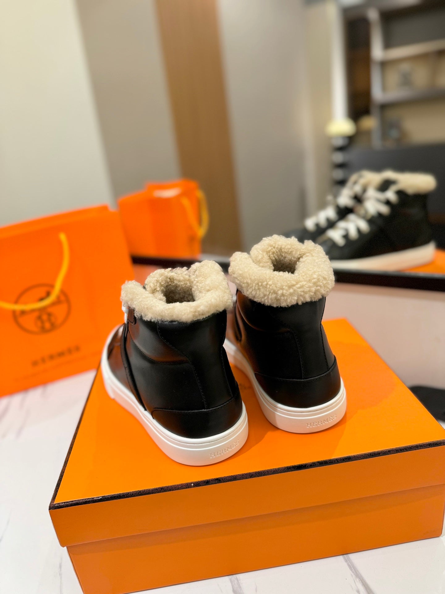 HERMES CHEALSEA BOOTS IN BLACK LAMBSKIN AND FLEECE LINING