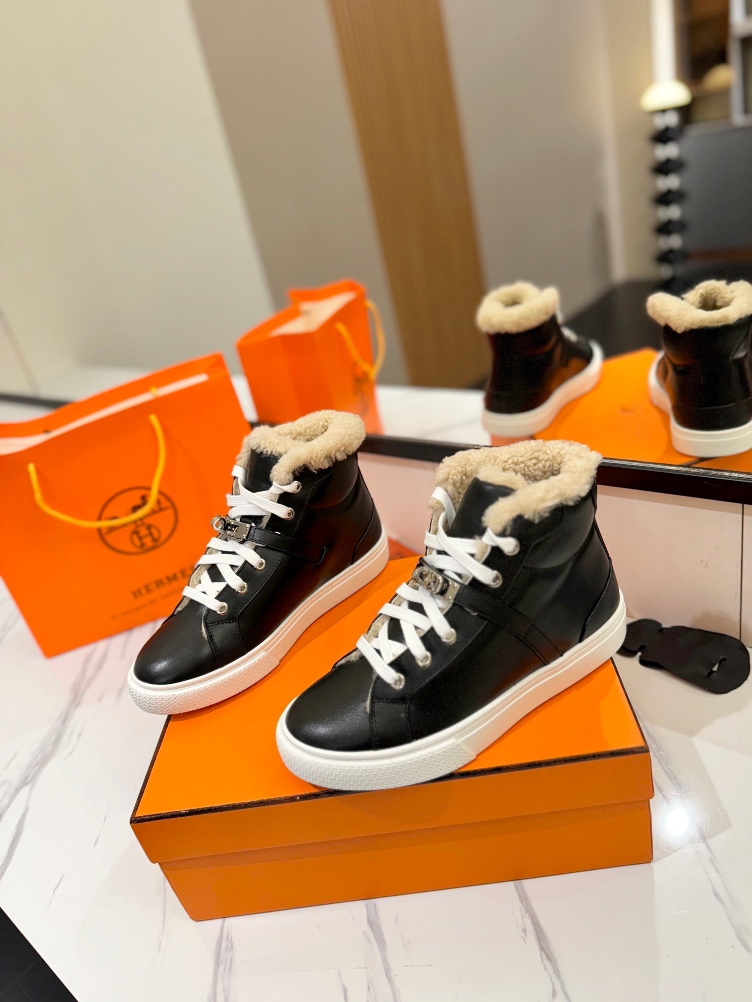 HERMES CHEALSEA BOOTS IN BLACK LAMBSKIN AND FLEECE LINING