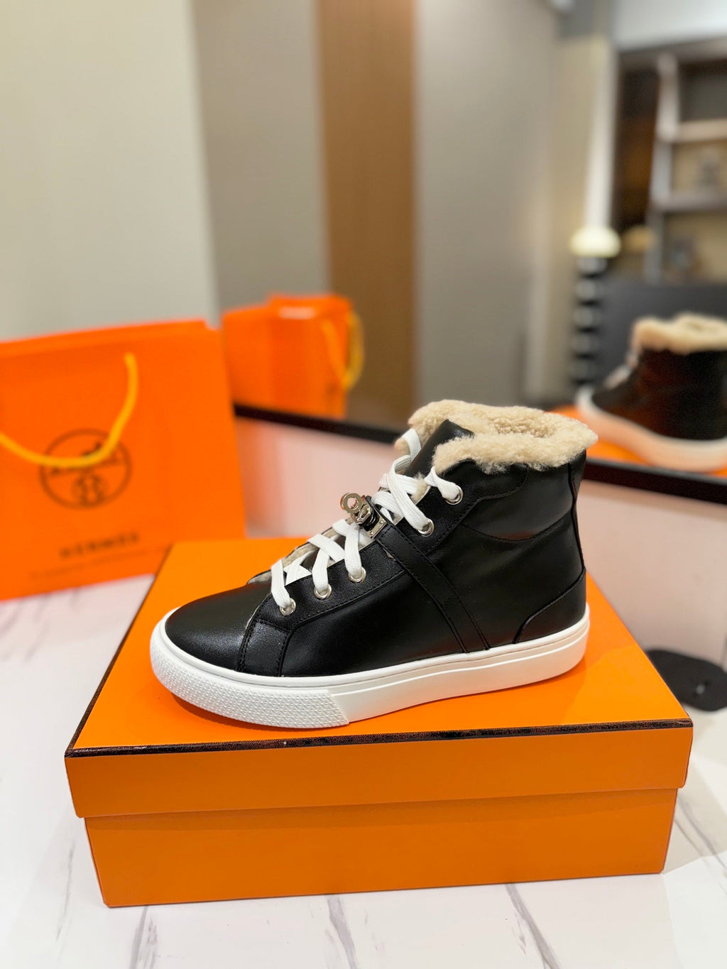 HERMES CHEALSEA BOOTS IN BLACK LAMBSKIN AND FLEECE LINING