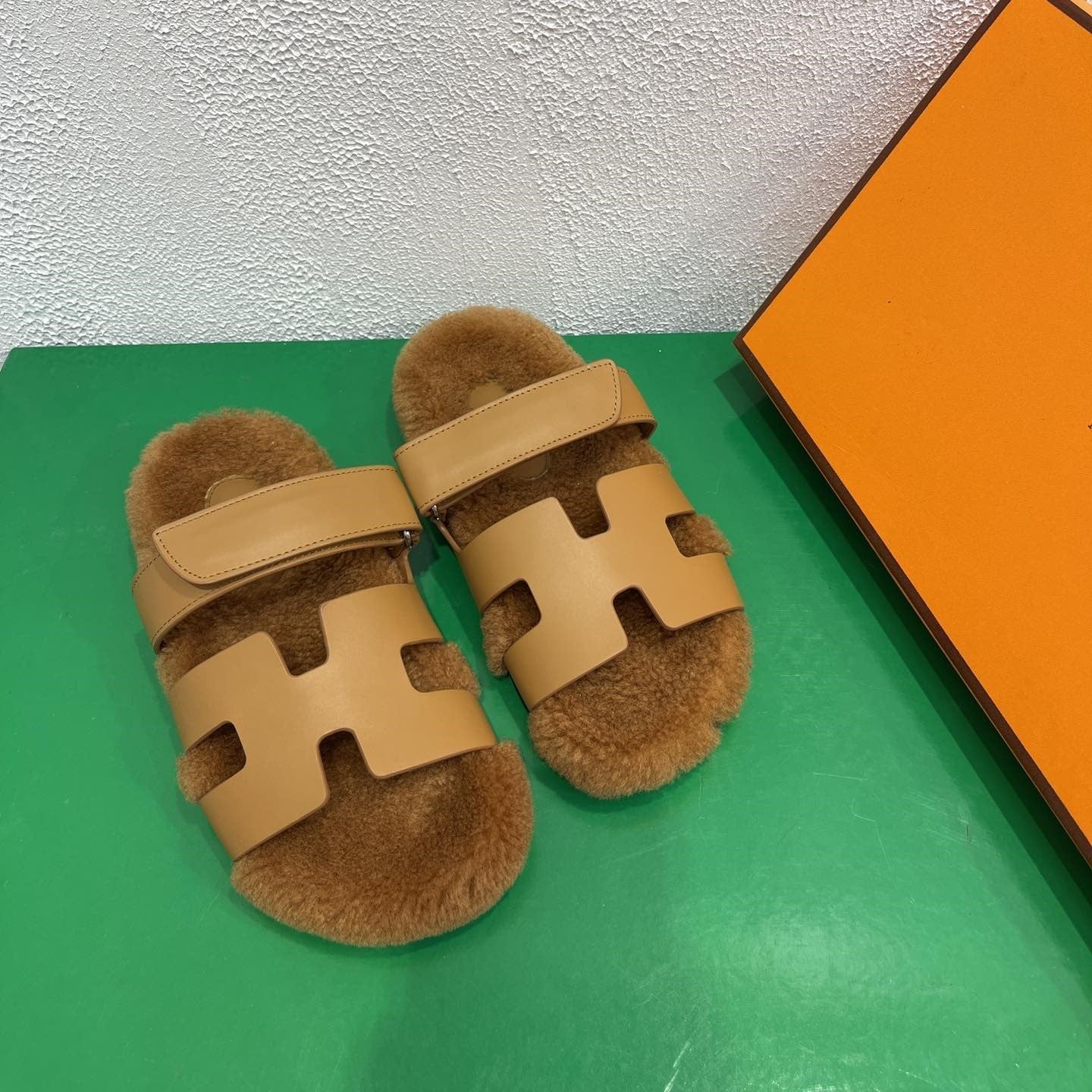 HERMES Chypre Sandal Gold shearling insole Gold goatskin lining