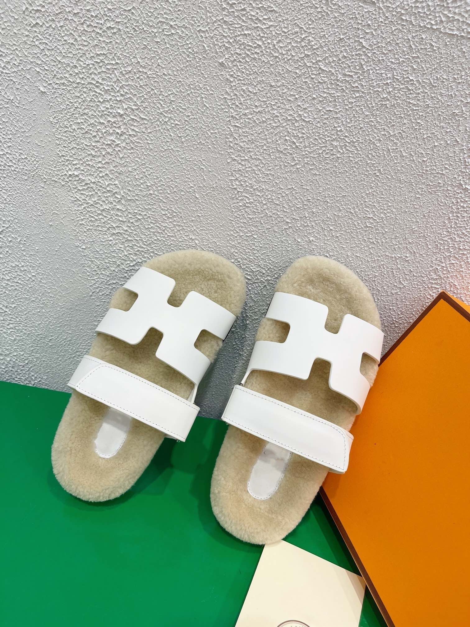 HERMES Chypre Sandal White shearling insole White goatskin lining