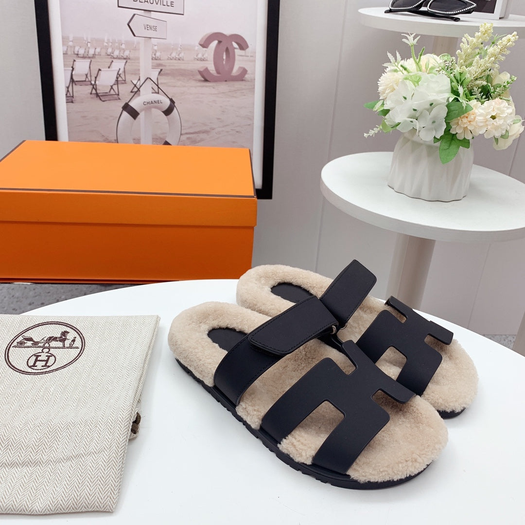 HERMES Chypre Sandal Beige shearling insole Black goatskin lining