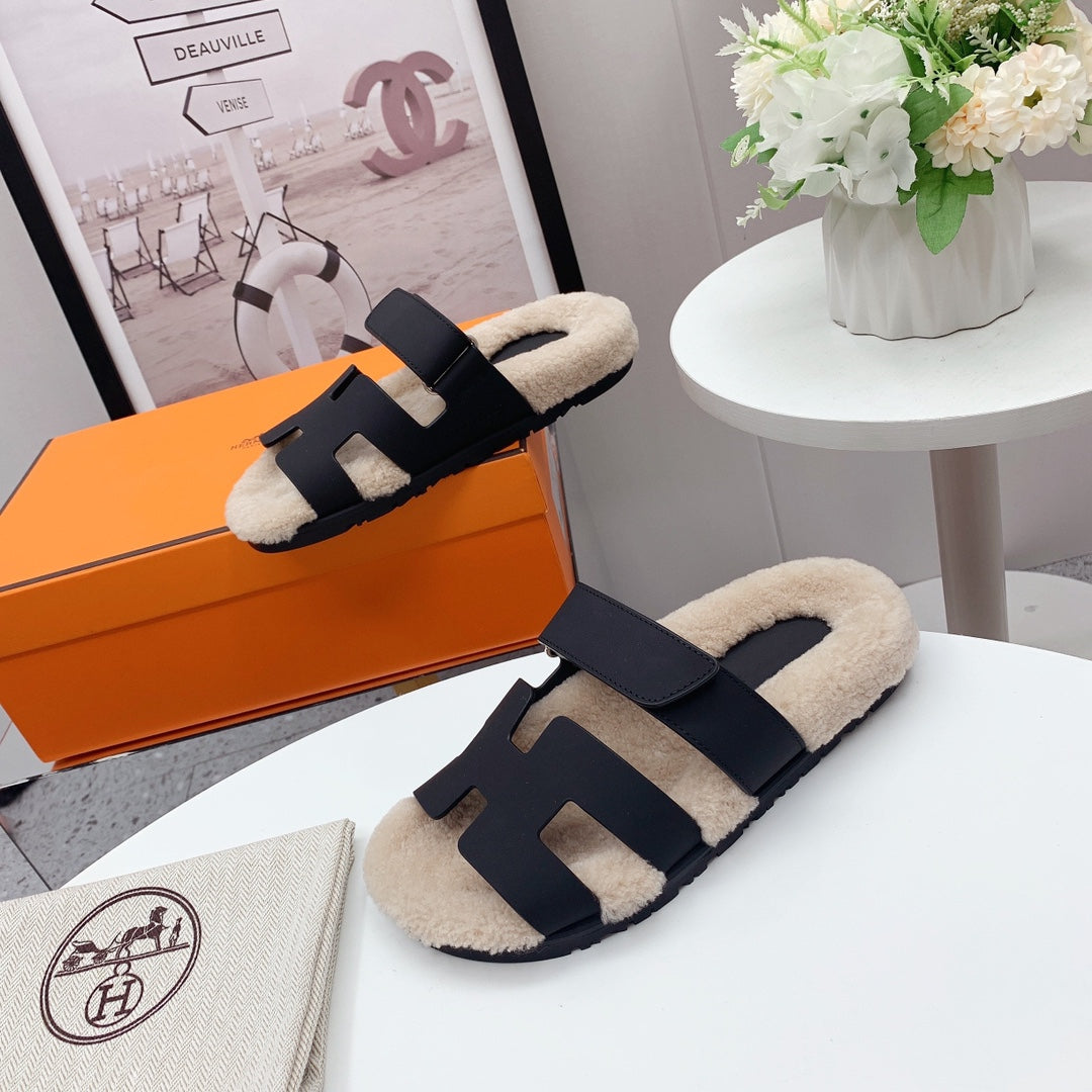 HERMES Chypre Sandal Beige shearling insole Black goatskin lining