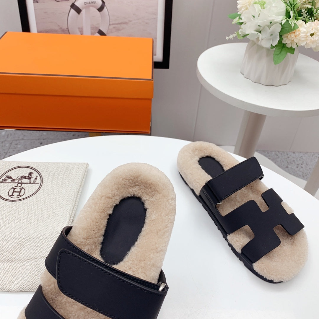 HERMES Chypre Sandal Beige shearling insole Black goatskin lining