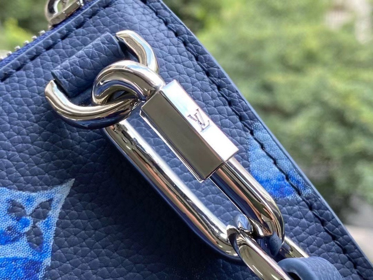 LOUIS VUITTON LV SAC PLAT ZIPPE